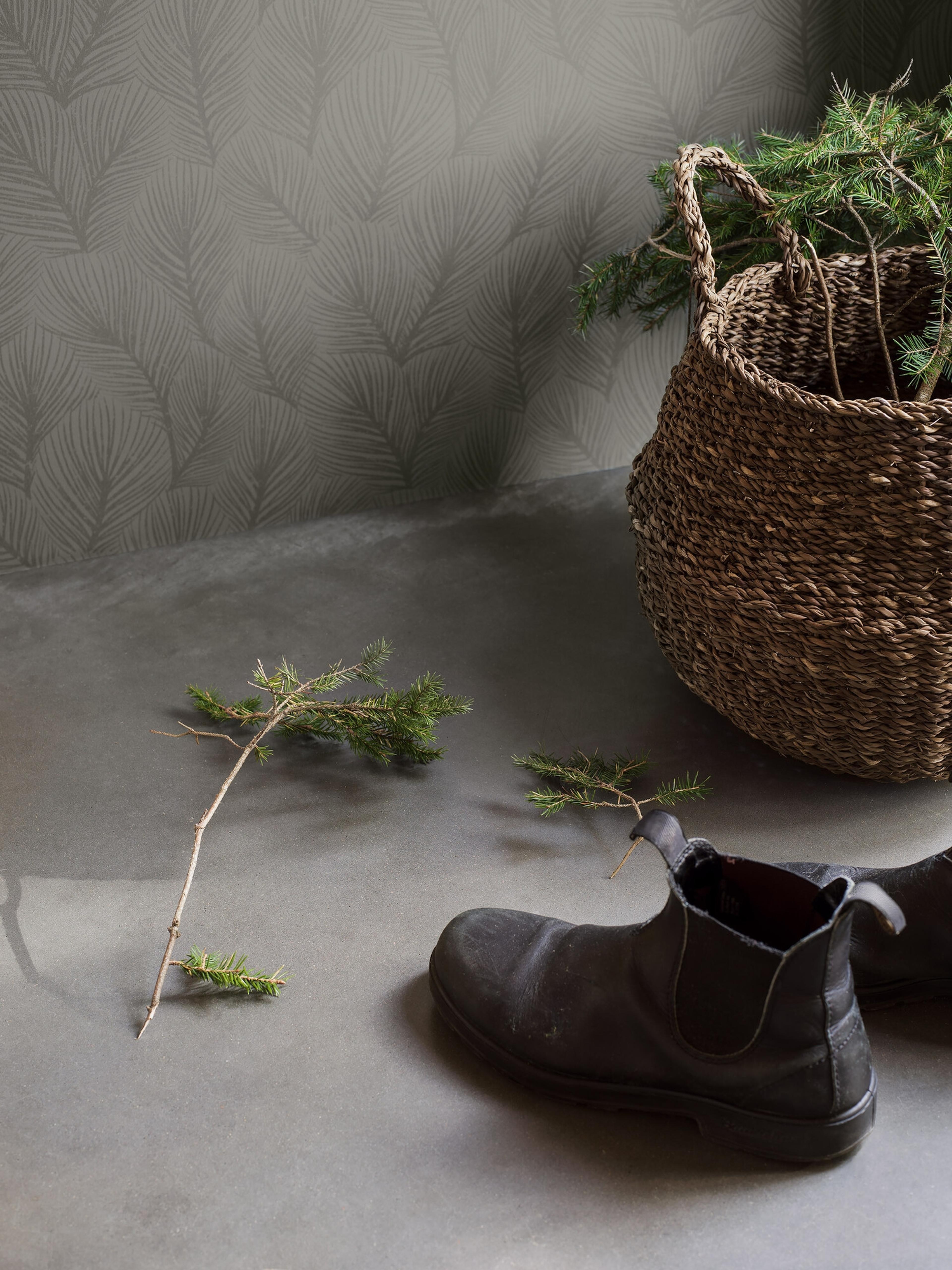Pine Tree tapet med botaniskt mönster i grön. Från kollektionen Woodland. Nonwoven-material med rak passning.