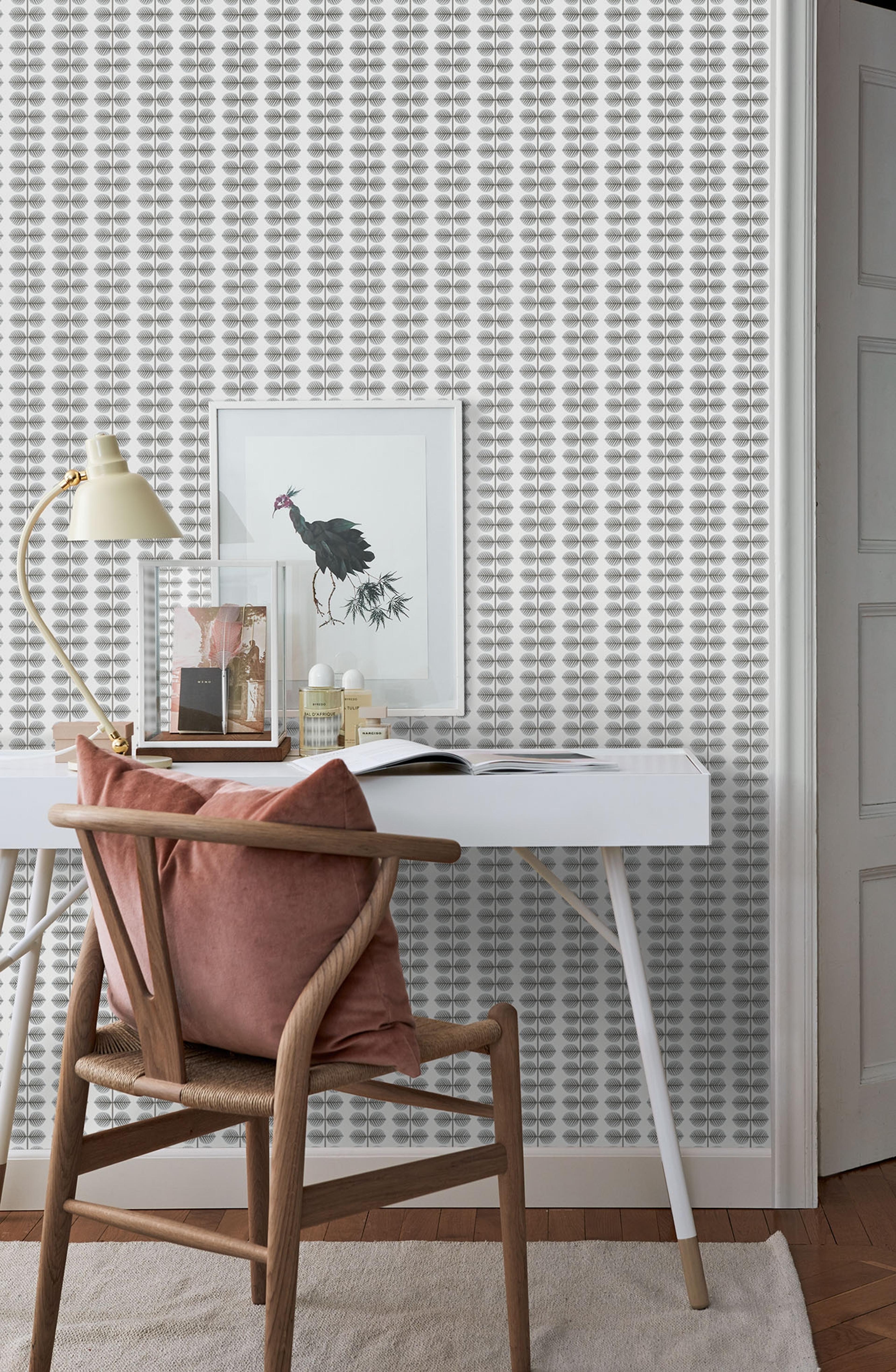 Berså, grå tapet från Boråstapeter med grafiskt, retro mönster i vit och grå. Från kollektionen Scandinavian Designers II. Nonwoven-material med rak passning. Vintage-stil.