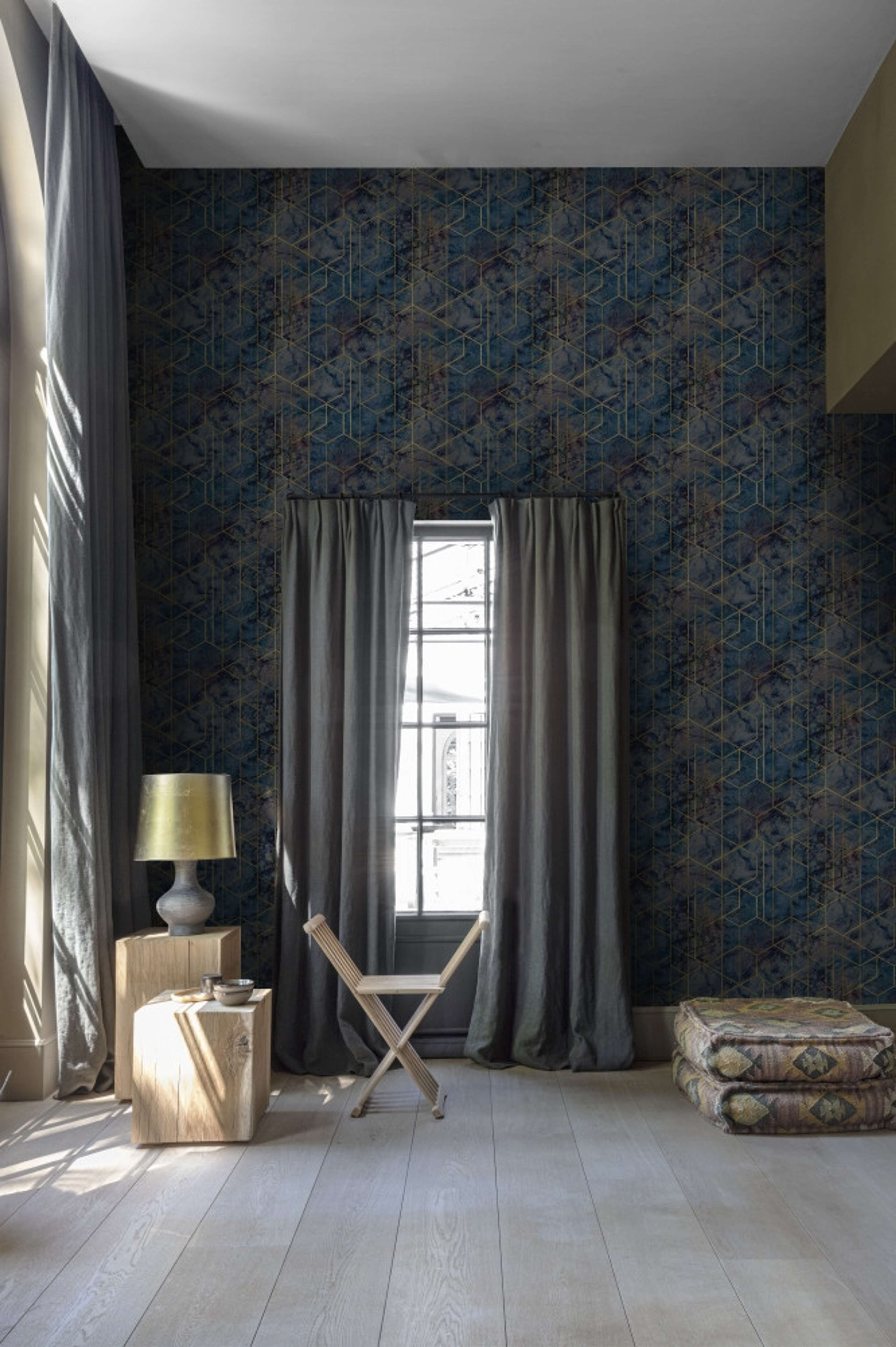Grand onyx motif tapet med grafiskt mönster i svart och brun. Från kollektionen Malika. Nonwoven-material med förskjuten passning. Passar i vardagsrum och matsal.