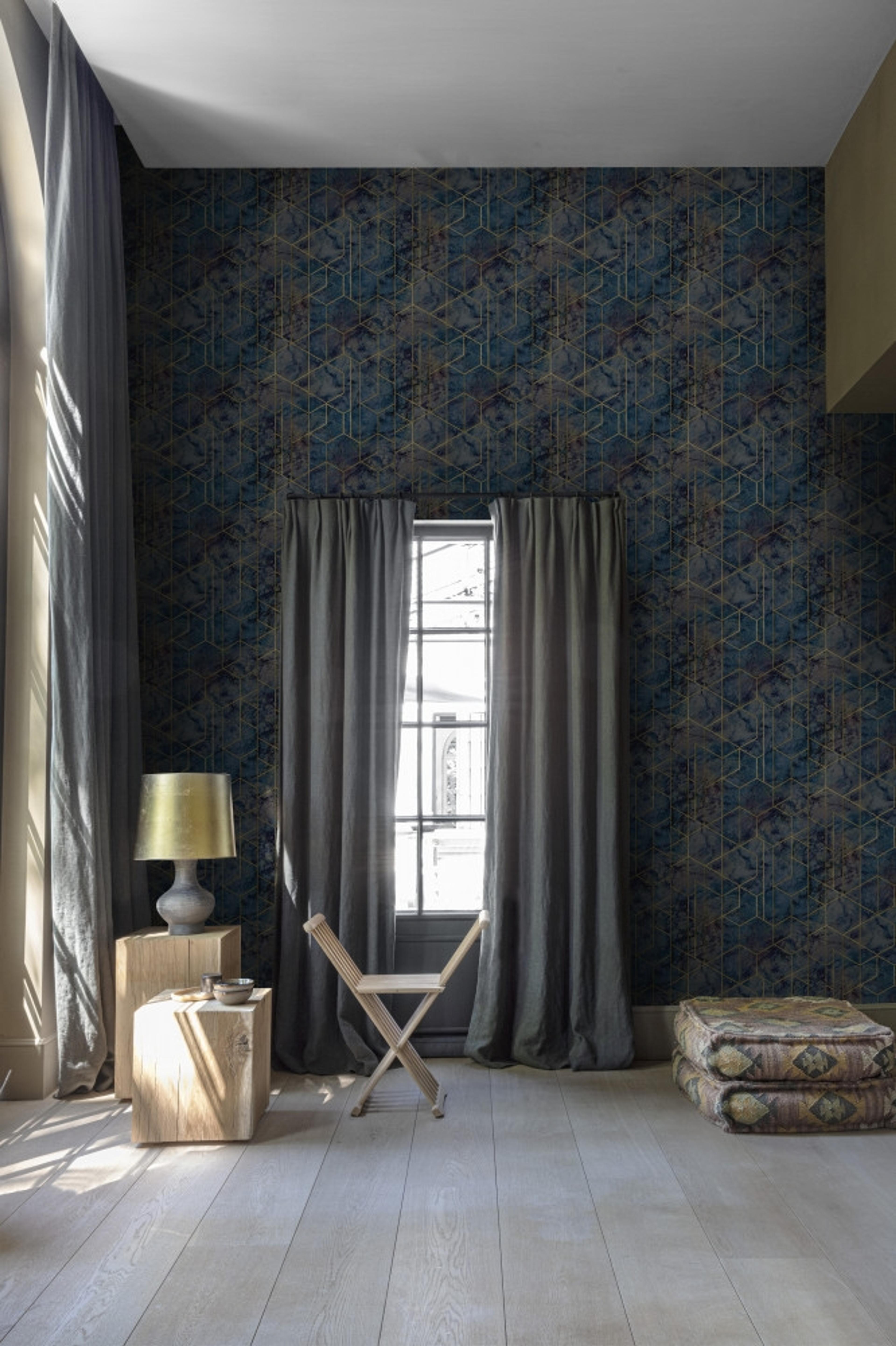 Grand onyx motif tapet med grafiskt mönster i svart och brun. Från kollektionen Malika. Nonwoven-material med förskjuten passning. Passar i vardagsrum och matsal.
