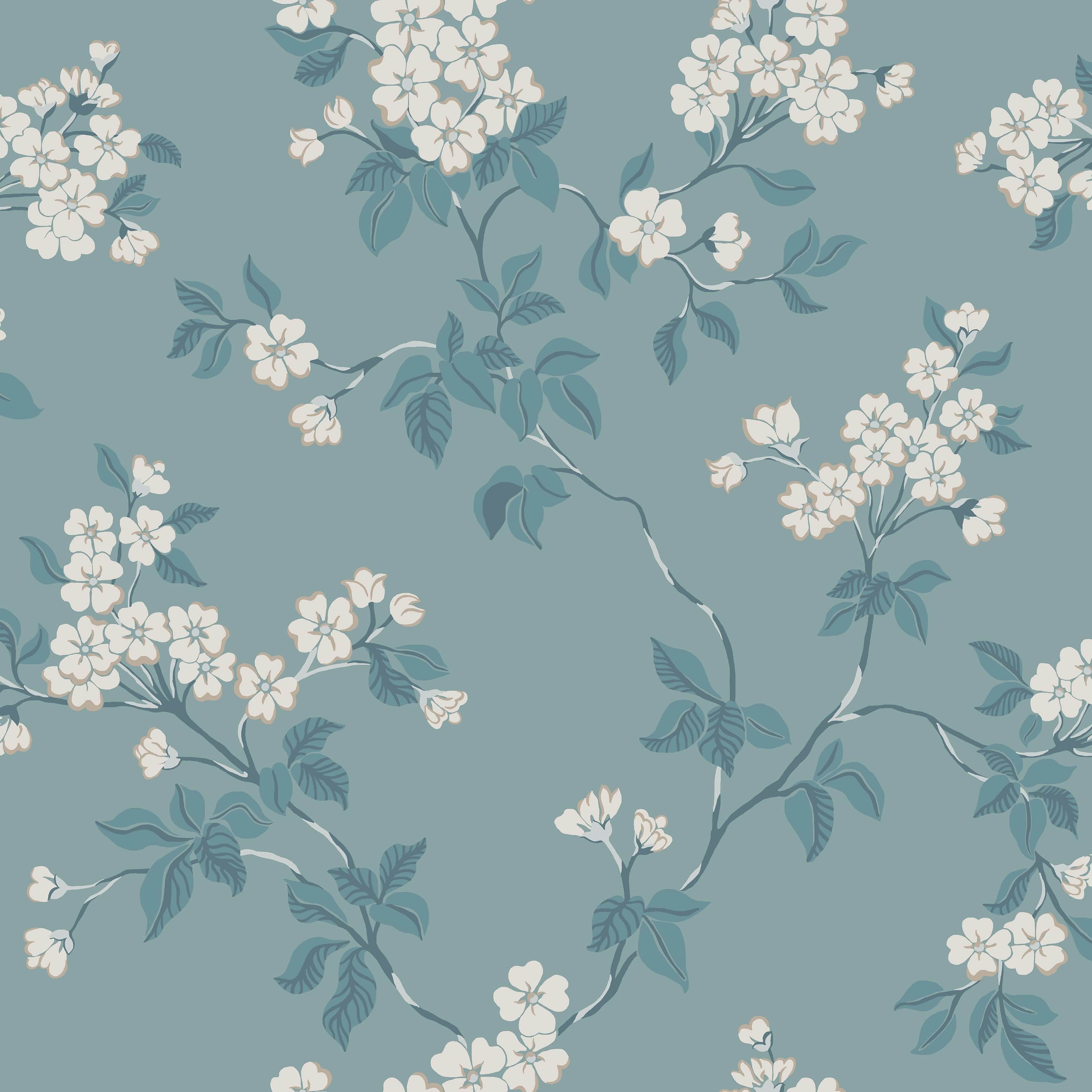Karin, blå tapet med blommigt mönster i blå. Från kollektionen Blommor & Blad. Nonwoven-material med förskjuten passning.