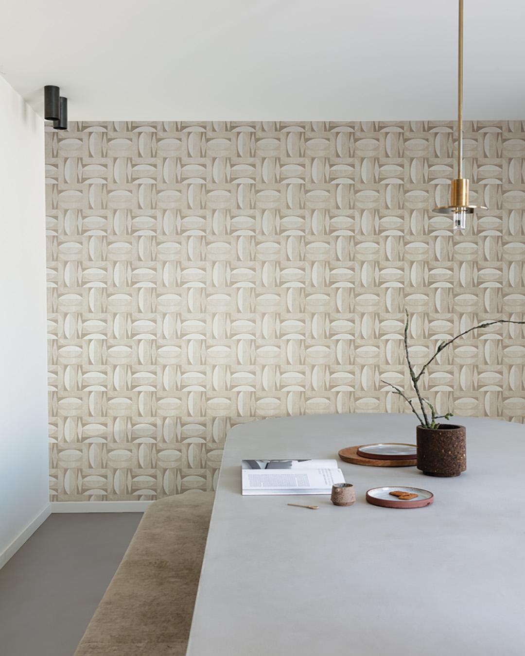 Occidens, beige tapet tapet med geometriskt mönster i beige. Från kollektionen Aquila. Nonwoven-material med förskjuten passning.