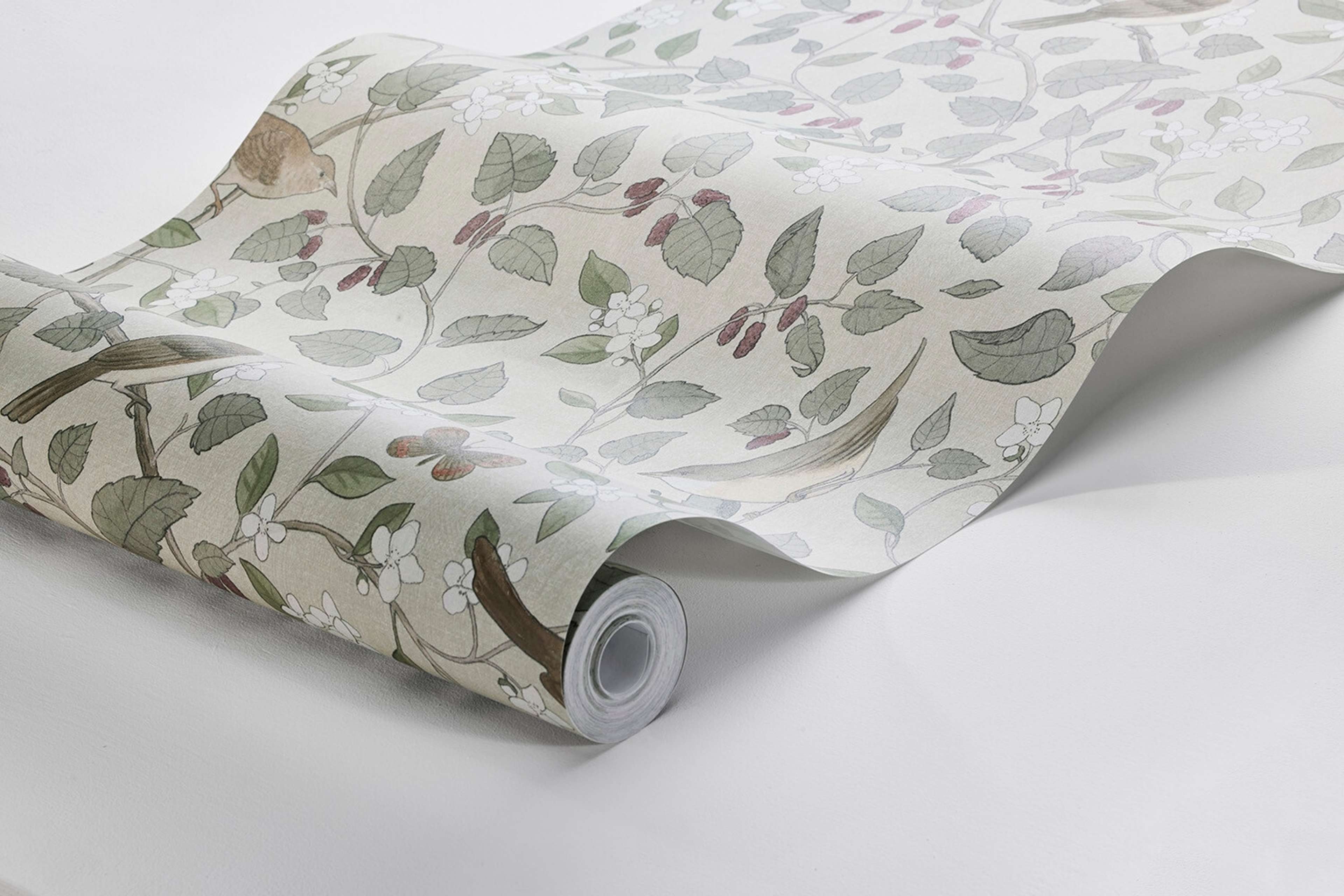 Sångfåglar tapet med djur, botaniskt, blommigt mönster i beige. Från kollektionen specialeditionflowery. Nonwoven-material med förskjuten passning.