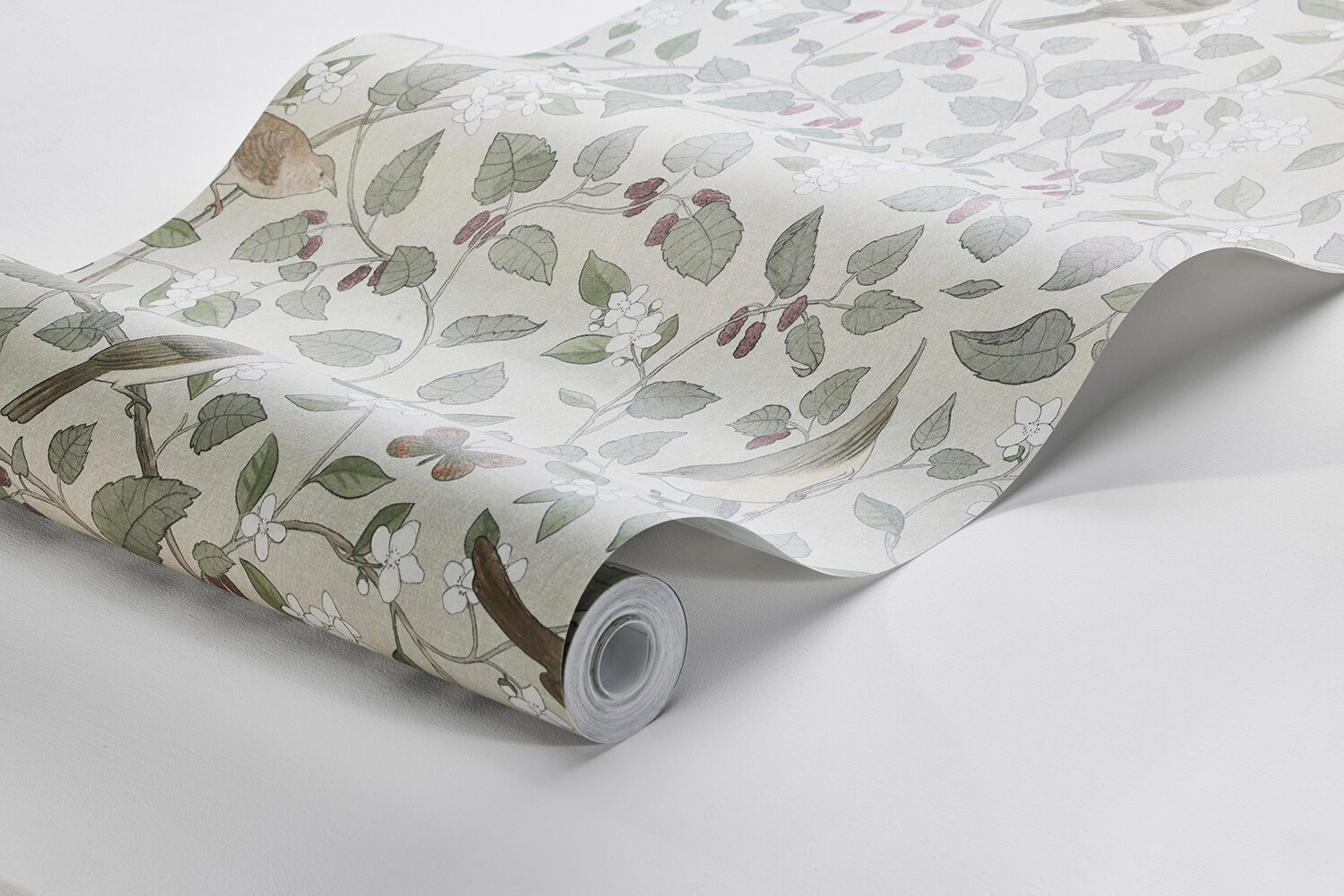 Sångfåglar tapet med djur, botaniskt, blommigt mönster i beige. Från kollektionen specialeditionflowery. Nonwoven-material med förskjuten passning.
