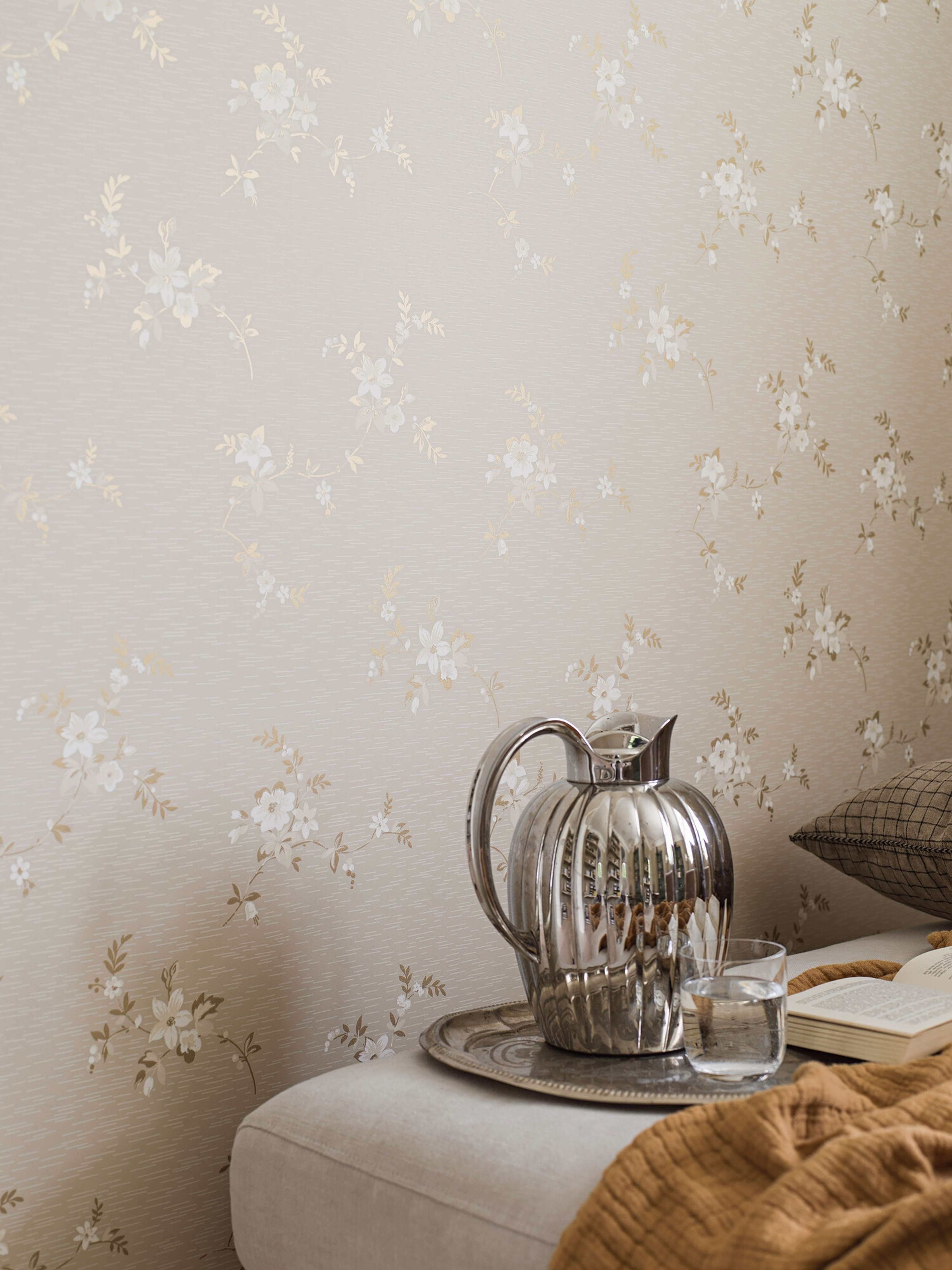 Saga tapet med blommigt mönster i brun och beige. Från kollektionen timeless traditions. Nonwoven-material med rak passning.