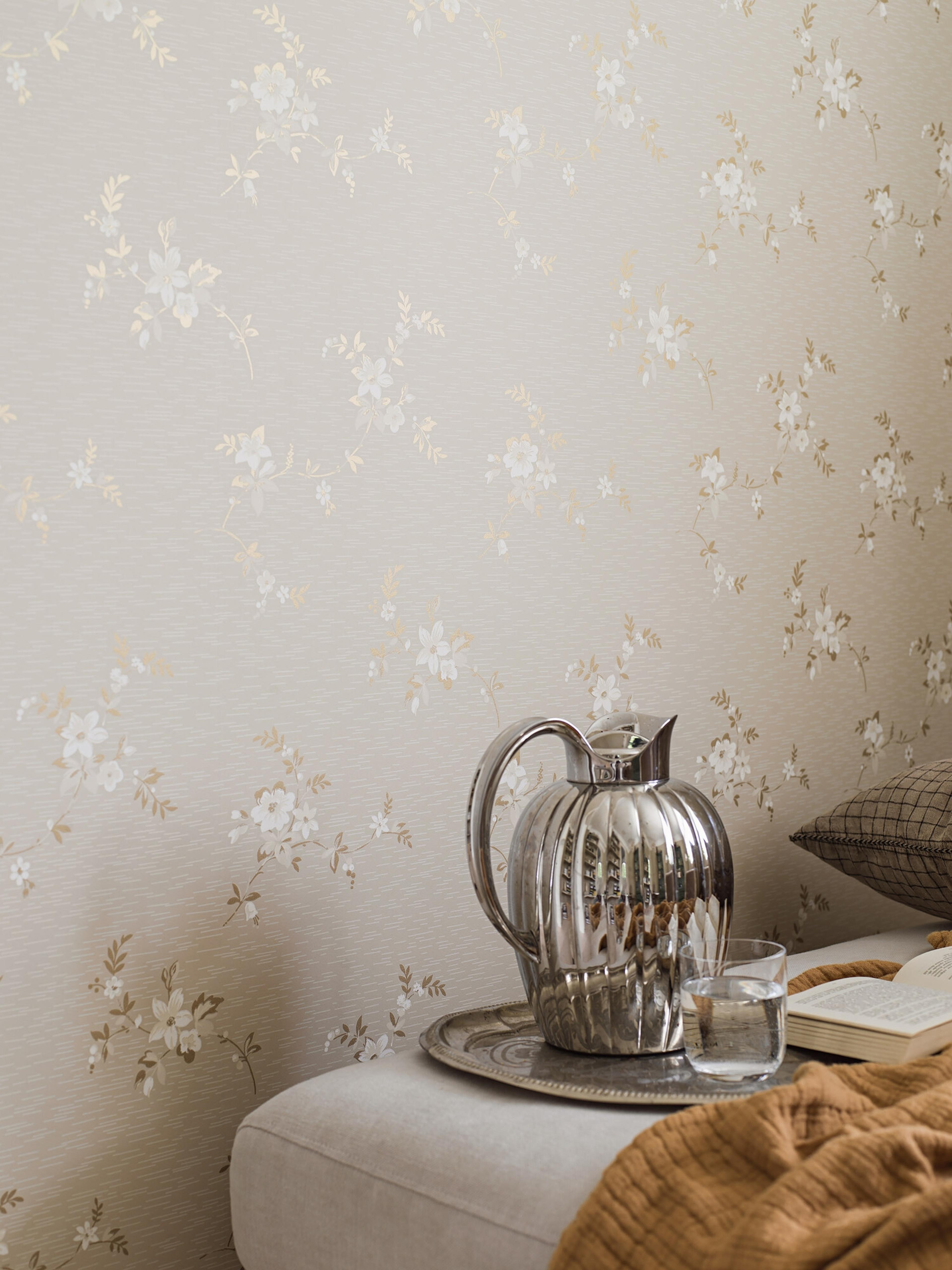 Saga tapet med blommigt mönster i brun och beige. Från kollektionen timeless traditions. Nonwoven-material med rak passning.