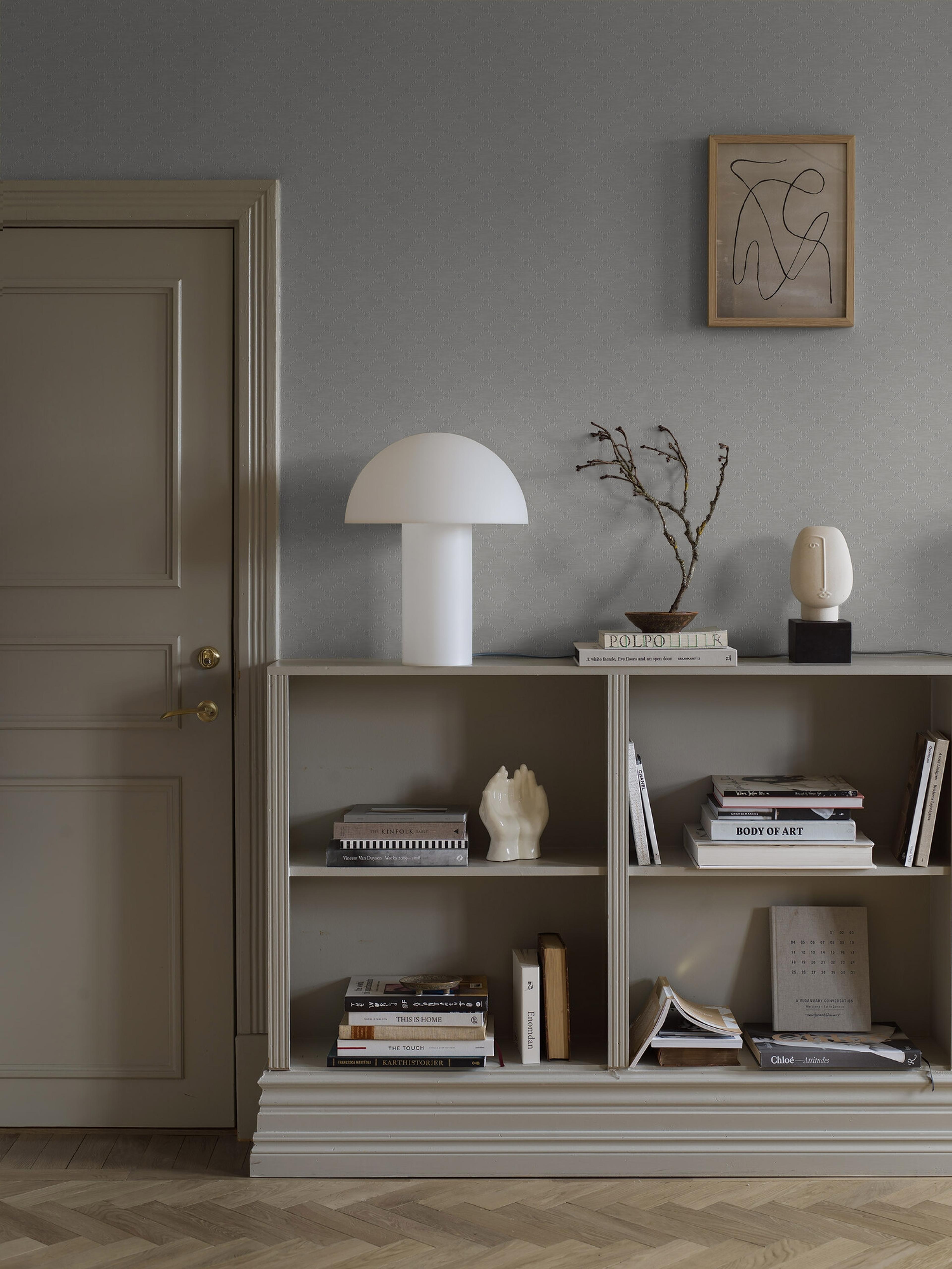 Golden Trellis grå rutmönster tapet med rutigt, trellis mönster i grå. Från kollektionen Treasured. Nonwoven-material med rak passning. Passar i kök, hall och arbetsrum.
