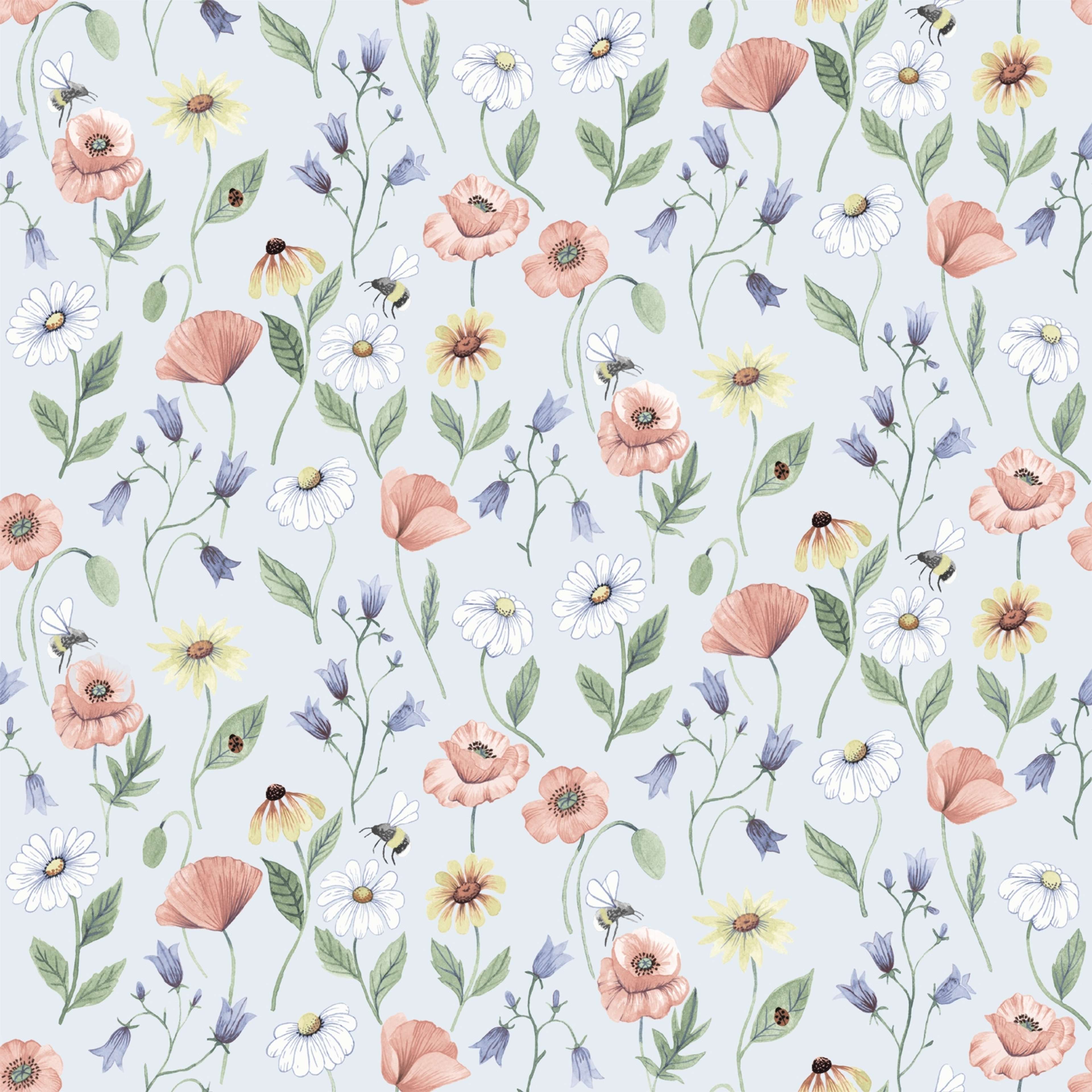 Blåklocka tapet med blommigt mönster i grå och blå. Från kollektionen Rosenlycka. Nonwoven-material med rak passning. Country-stil. Passar i vardagsrum, sovrum och matsal.