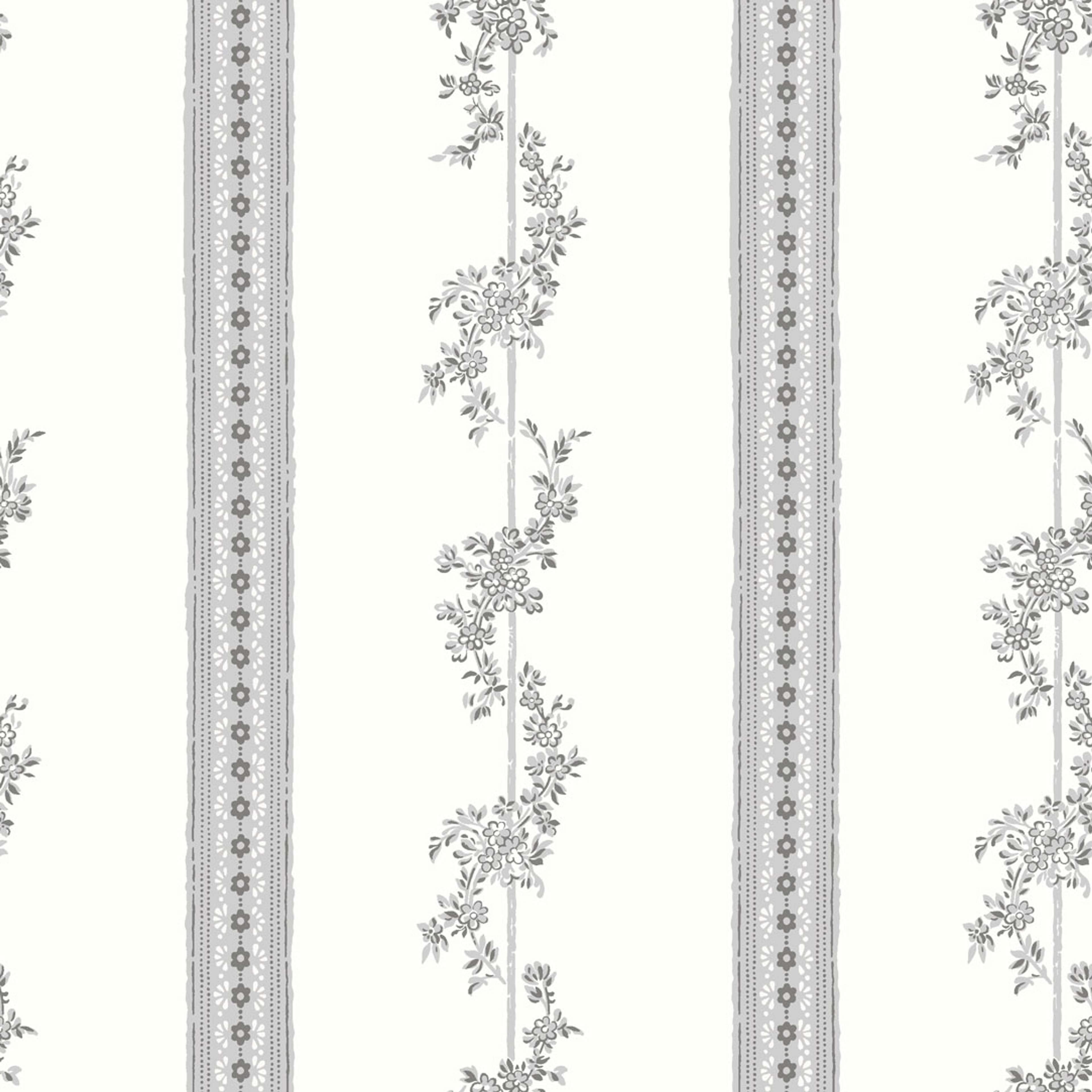 Drottningholm tapet från Boråstapeter med randigt, blommigt mönster i vit och grå. Från kollektionen anno. Nonwoven-material med rak passning. City-stil. Passar i sovrum och matsal.