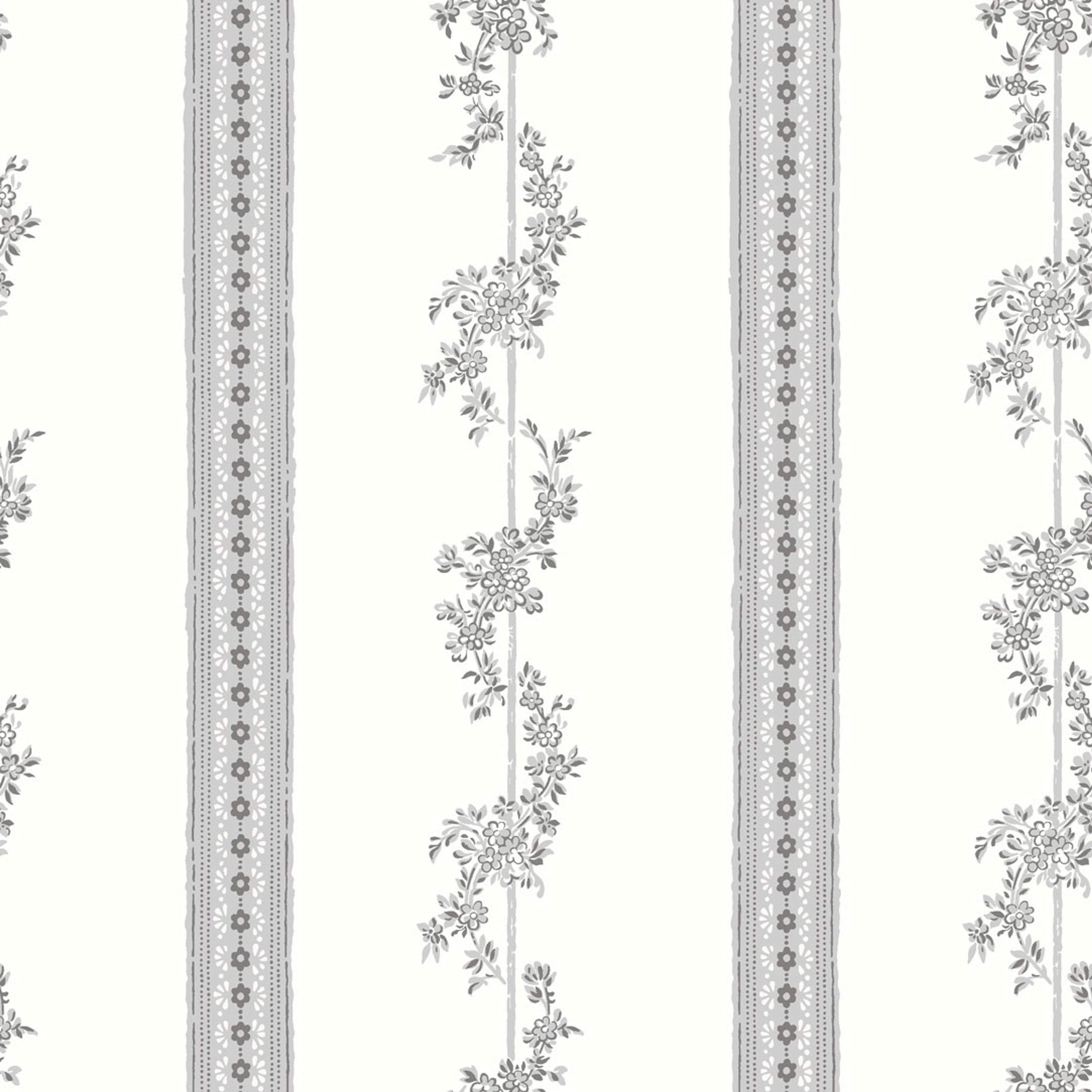Drottningholm tapet från Boråstapeter med randigt, blommigt mönster i vit och grå. Från kollektionen anno. Nonwoven-material med rak passning. City-stil. Passar i sovrum och matsal.