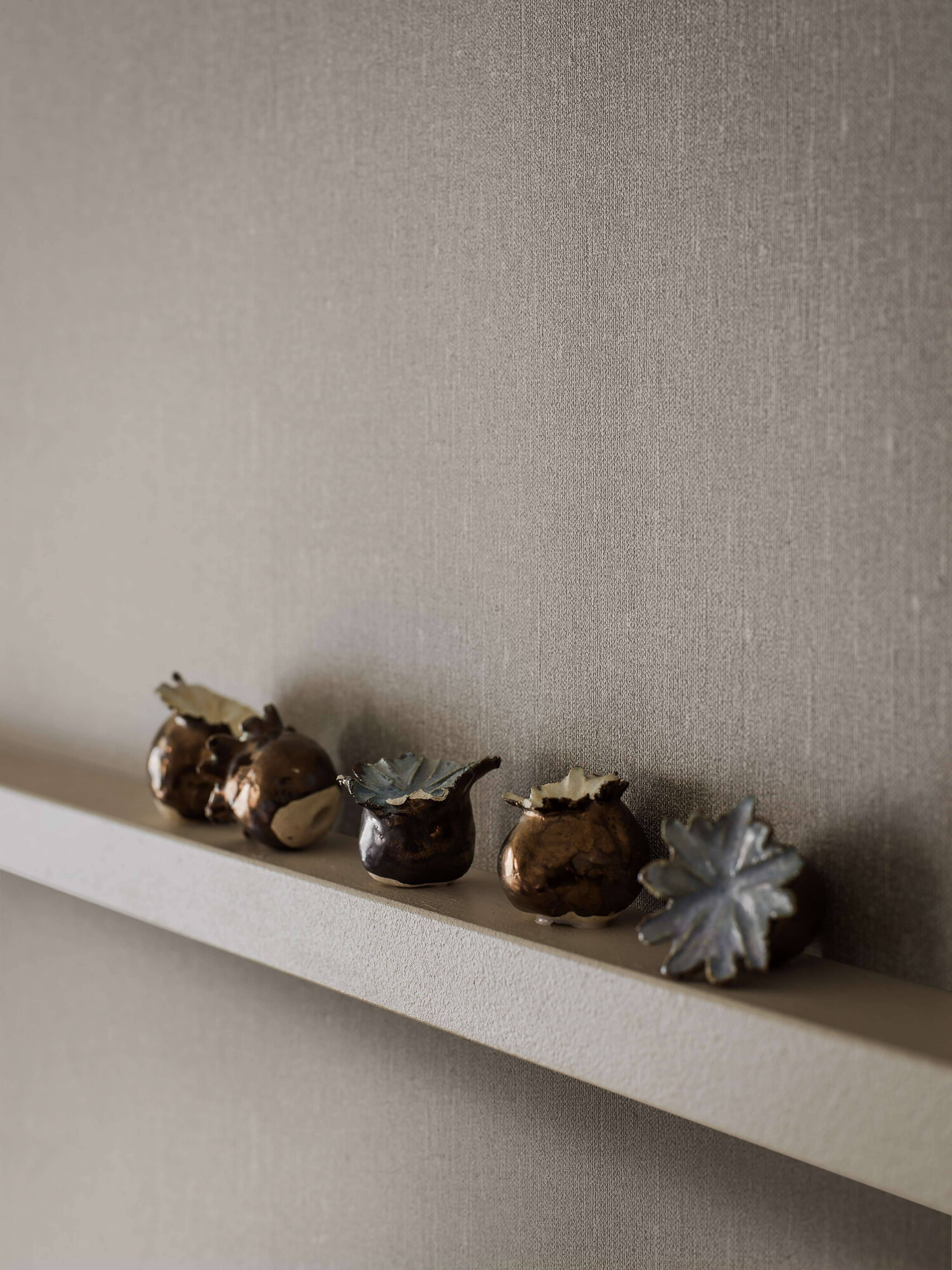 Muscot Linen tapet med enfargat, textilimitation mönster i beige. Från kollektionen Linen. Nonwoven-material. Passar i vardagsrum och matsal.