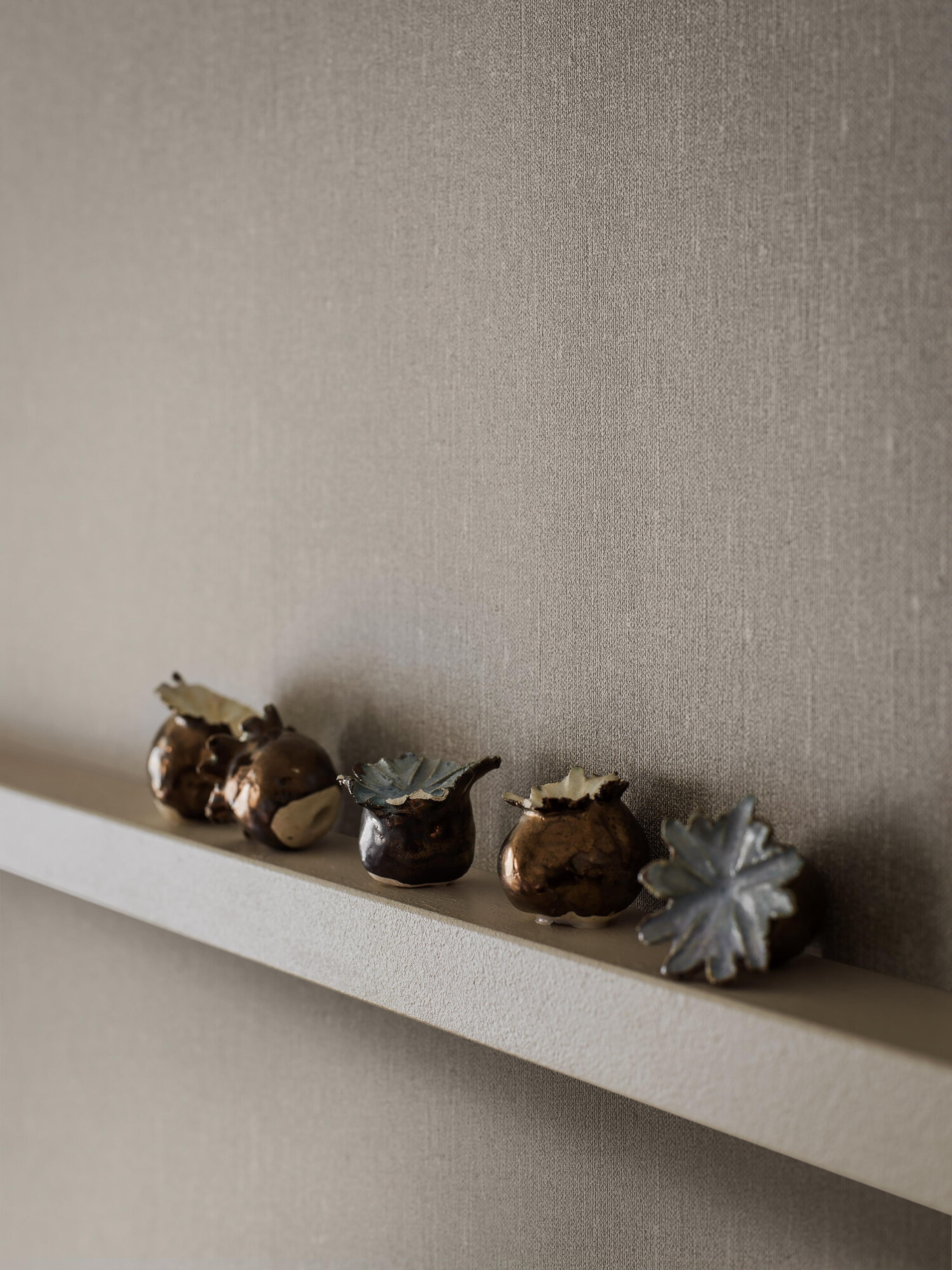 Muscot Linen tapet med enfargat, textilimitation mönster i beige. Från kollektionen Linen. Nonwoven-material. Passar i vardagsrum och matsal.