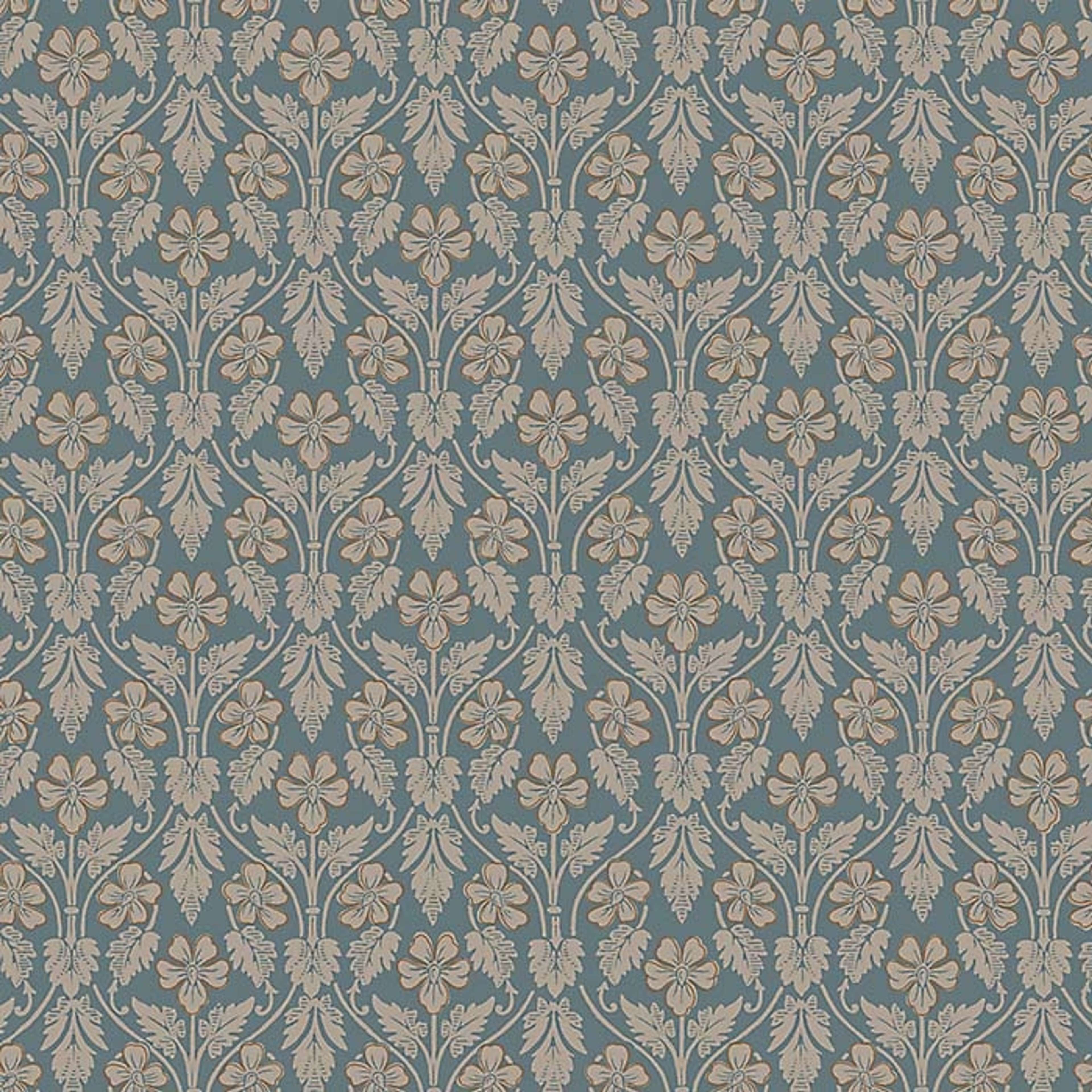 Nora, blågrå botten tapet från Boråstapeter med blommigt mönster i blå och beige. Från kollektionen anno. Nonwoven-material med förskjuten passning. Vintage, city-stil. Passar i sovrum och matsal.