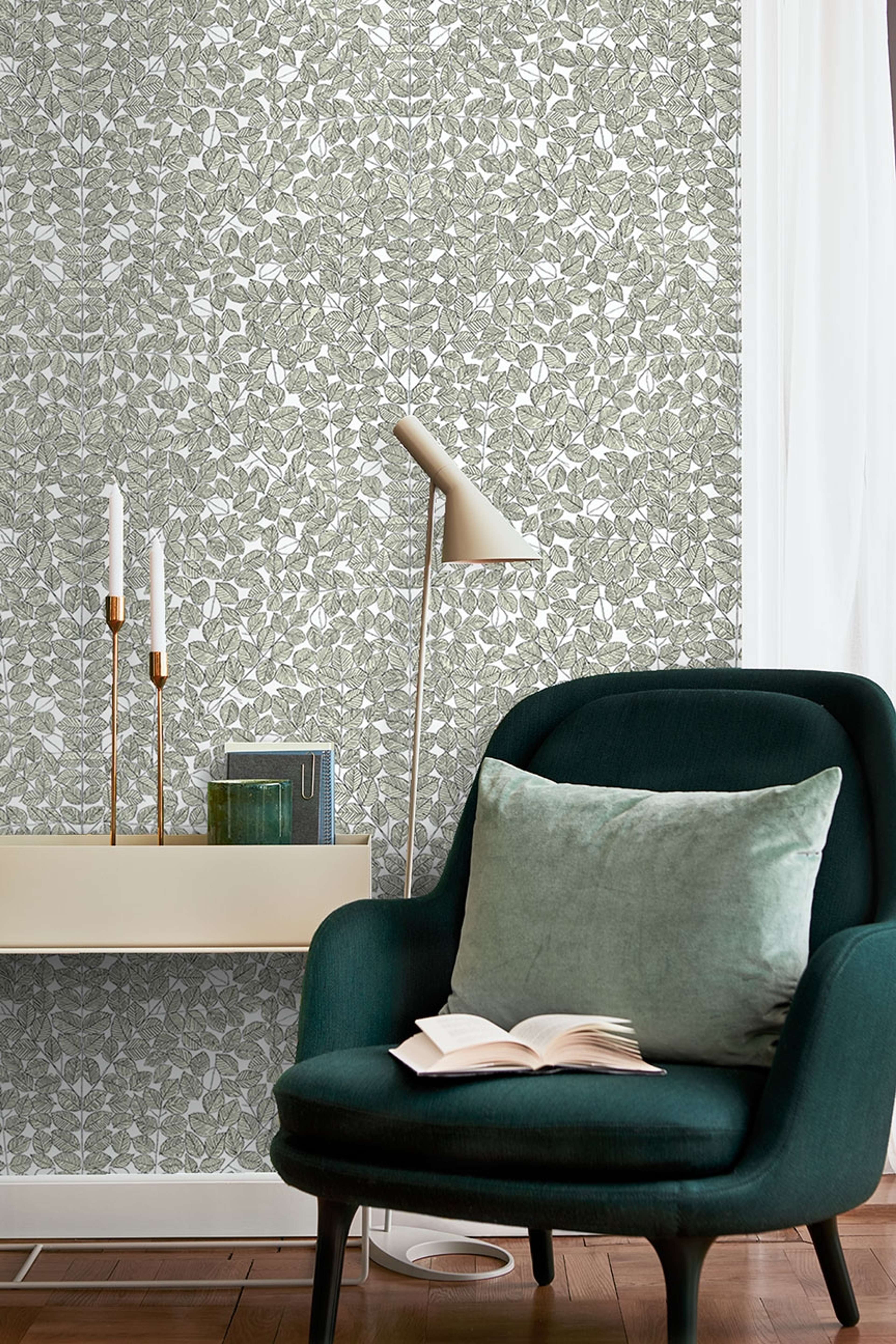 Romans tapet från Boråstapeter med botaniskt, retro mönster i vit, svart och grön. Från kollektionen Scandinavian Designers II. Nonwoven-material med förskjuten passning.