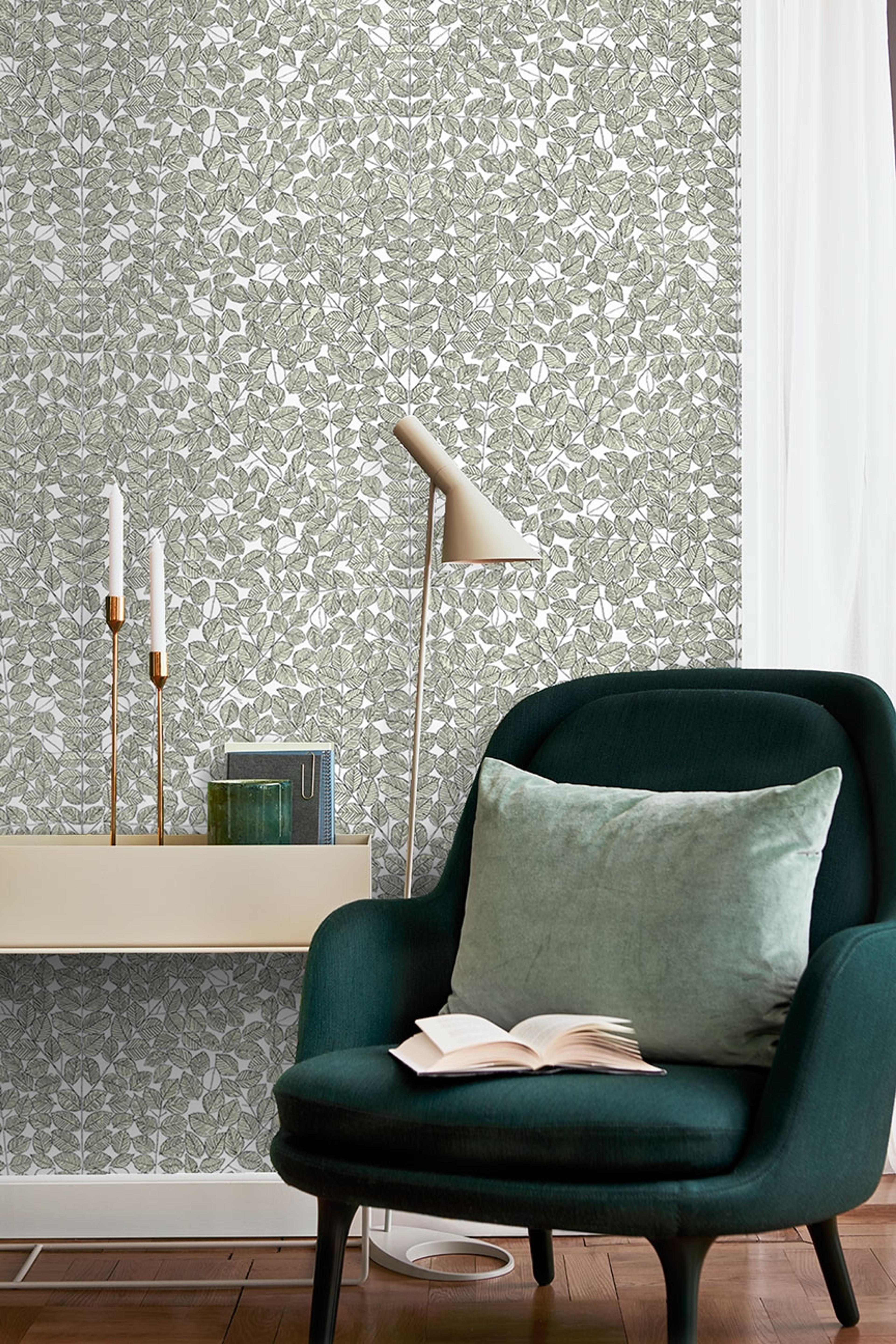 Romans tapet från Boråstapeter med botaniskt, retro mönster i vit, svart och grön. Från kollektionen Scandinavian Designers II. Nonwoven-material med förskjuten passning.
