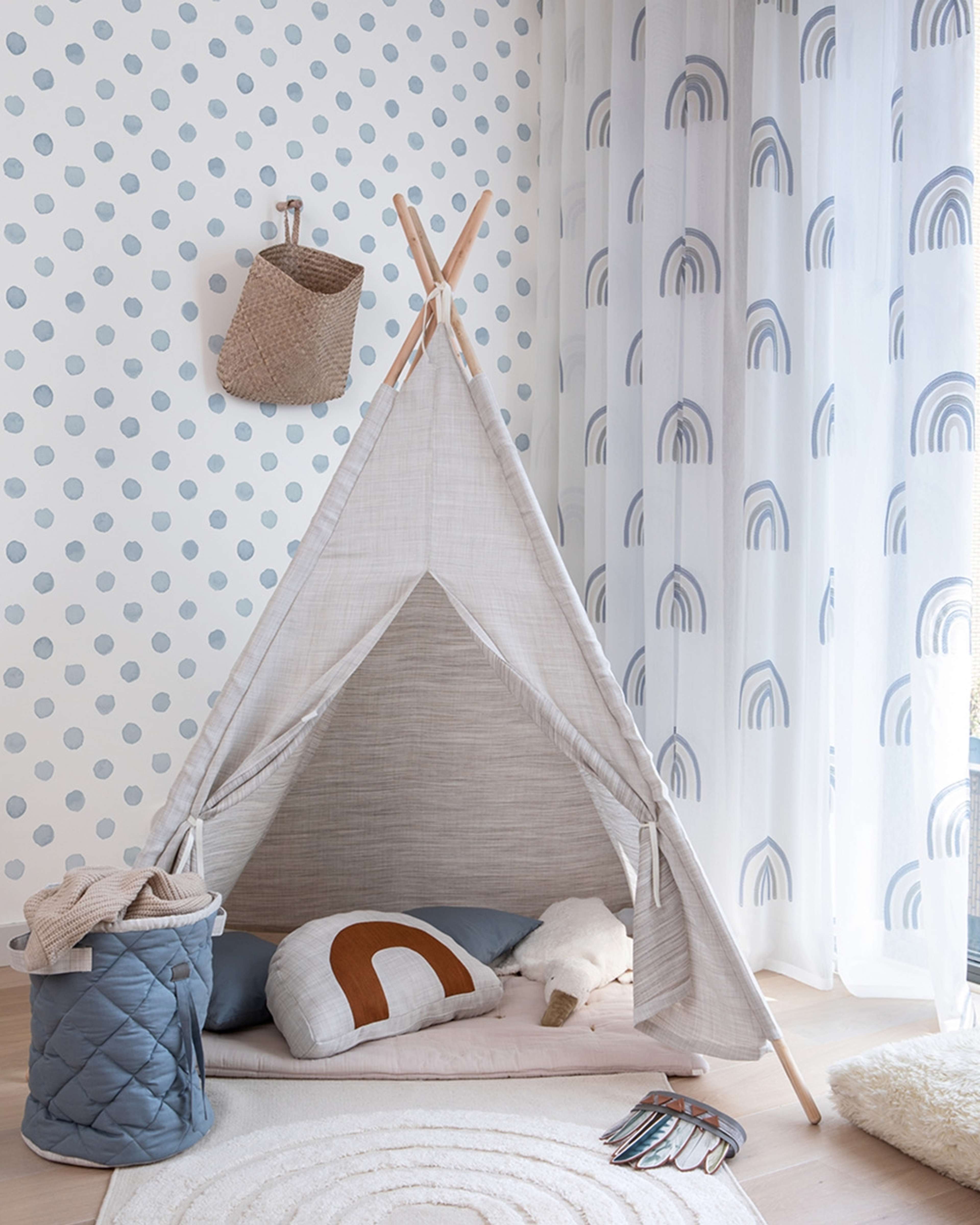 Kids World tapet med prickigt mönster i vit. Från kollektionen Kids World. Nonwoven-material. Passar i hall och barnrum.