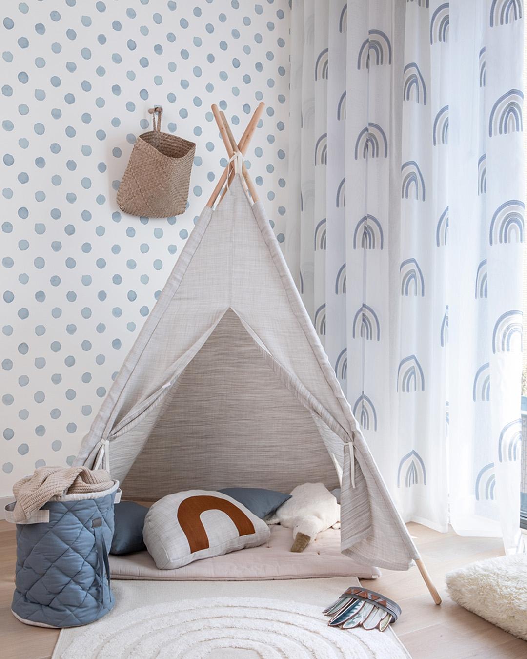 Kids World tapet med prickigt mönster i vit. Från kollektionen Kids World. Nonwoven-material. Passar i hall och barnrum.