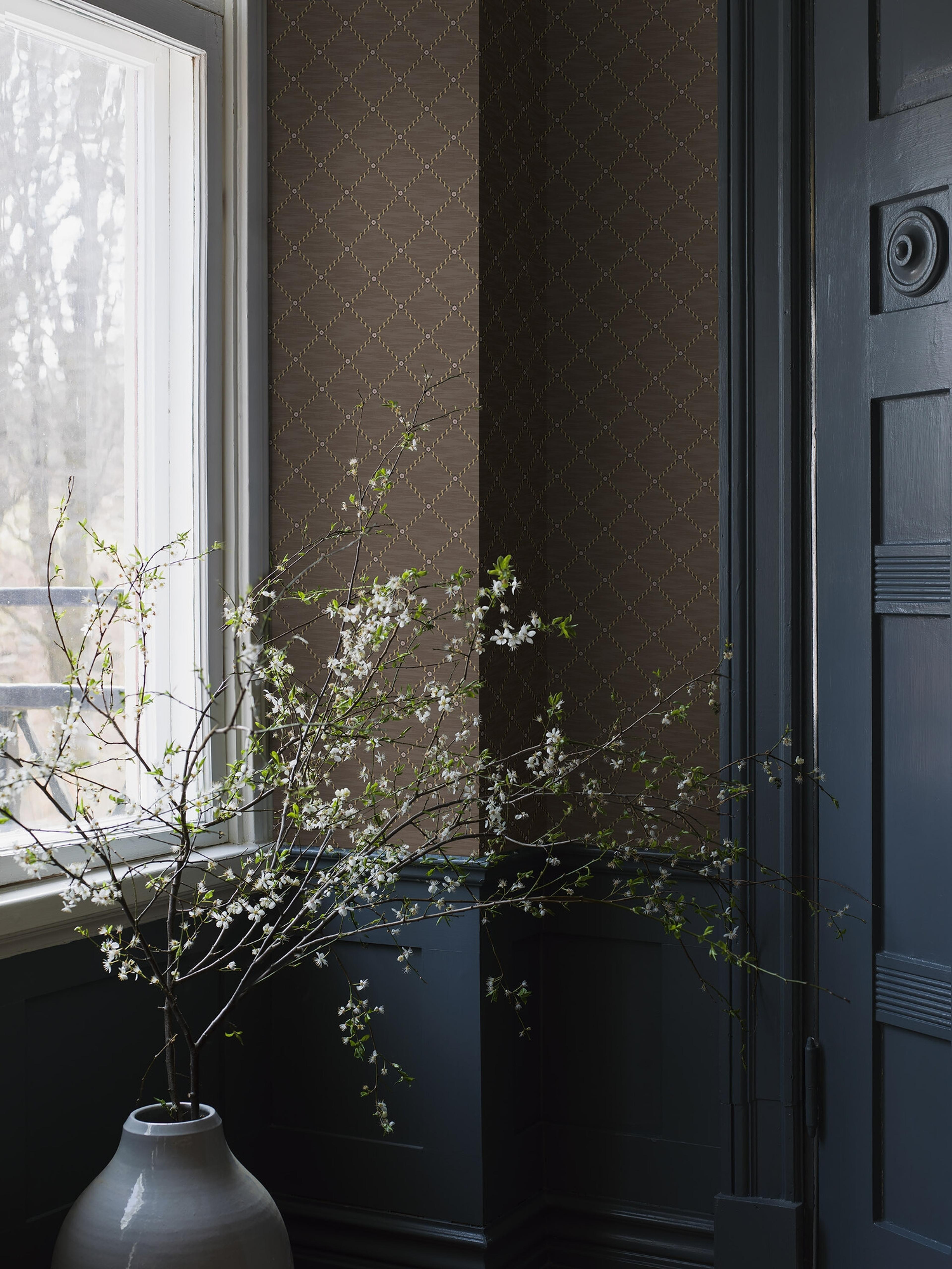 Golden Trellis brun rutmönster med guldskimmer tapet med rutigt, trellis mönster i brun. Från kollektionen Treasured. Nonwoven-material med rak passning. Passar i kök, hall och arbetsrum.