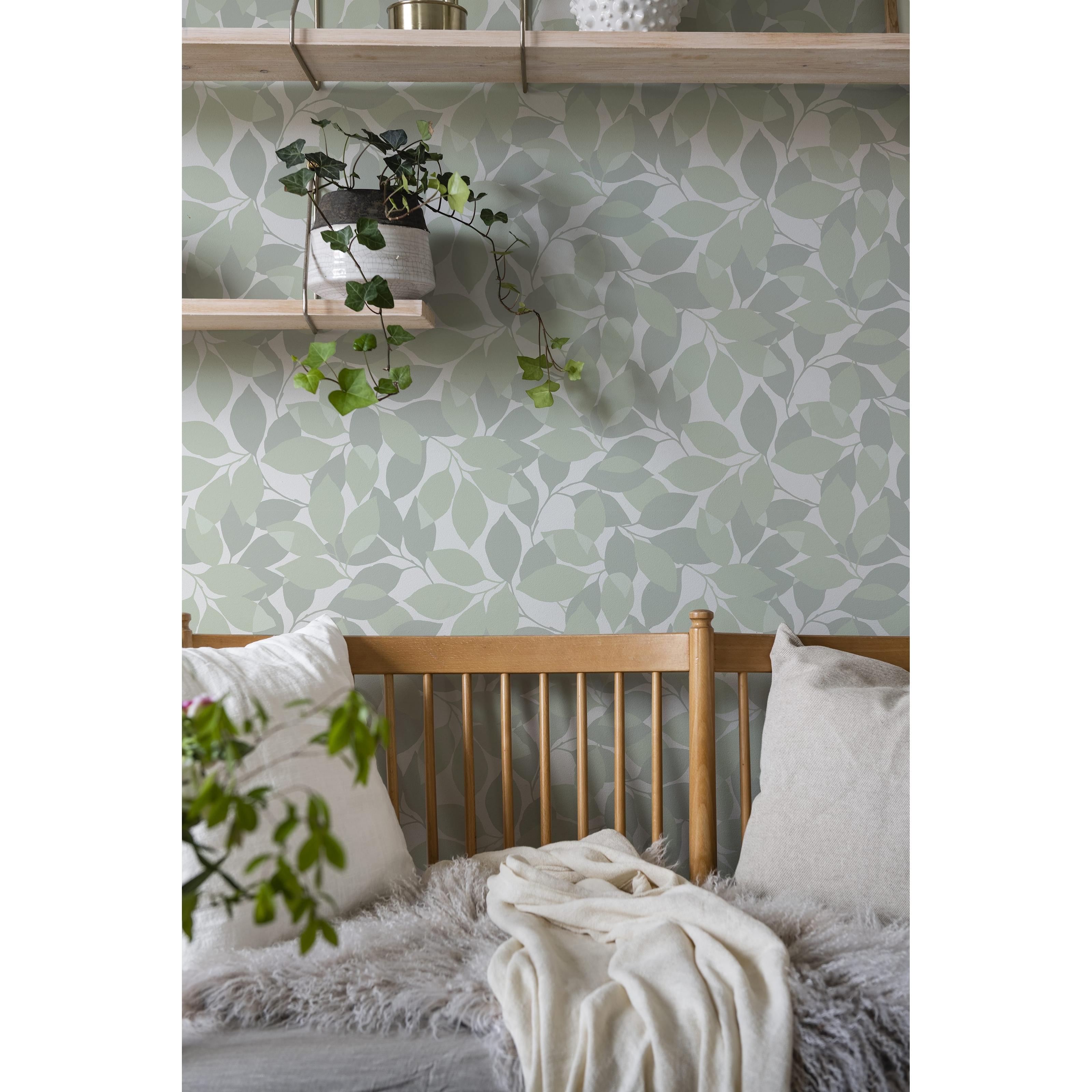 Augusti, grön tapet med botaniskt mönster i grön. Från kollektionen Blommor & Blad. Nonwoven-material med rak passning.
