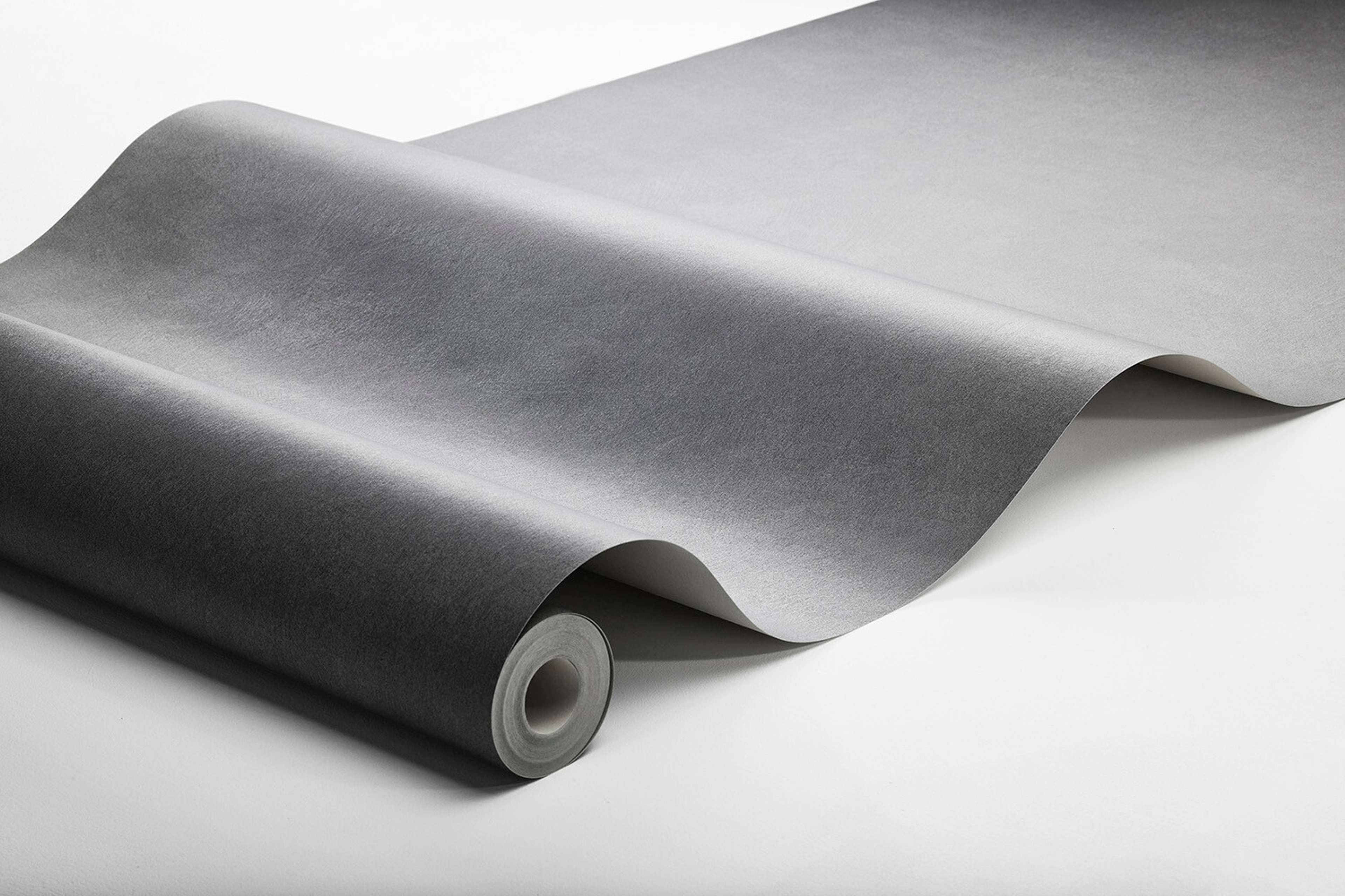 Shades Anthracite tapet enfärgad i grå. Från kollektionen shades. Nonwoven-material. Passar i hall.