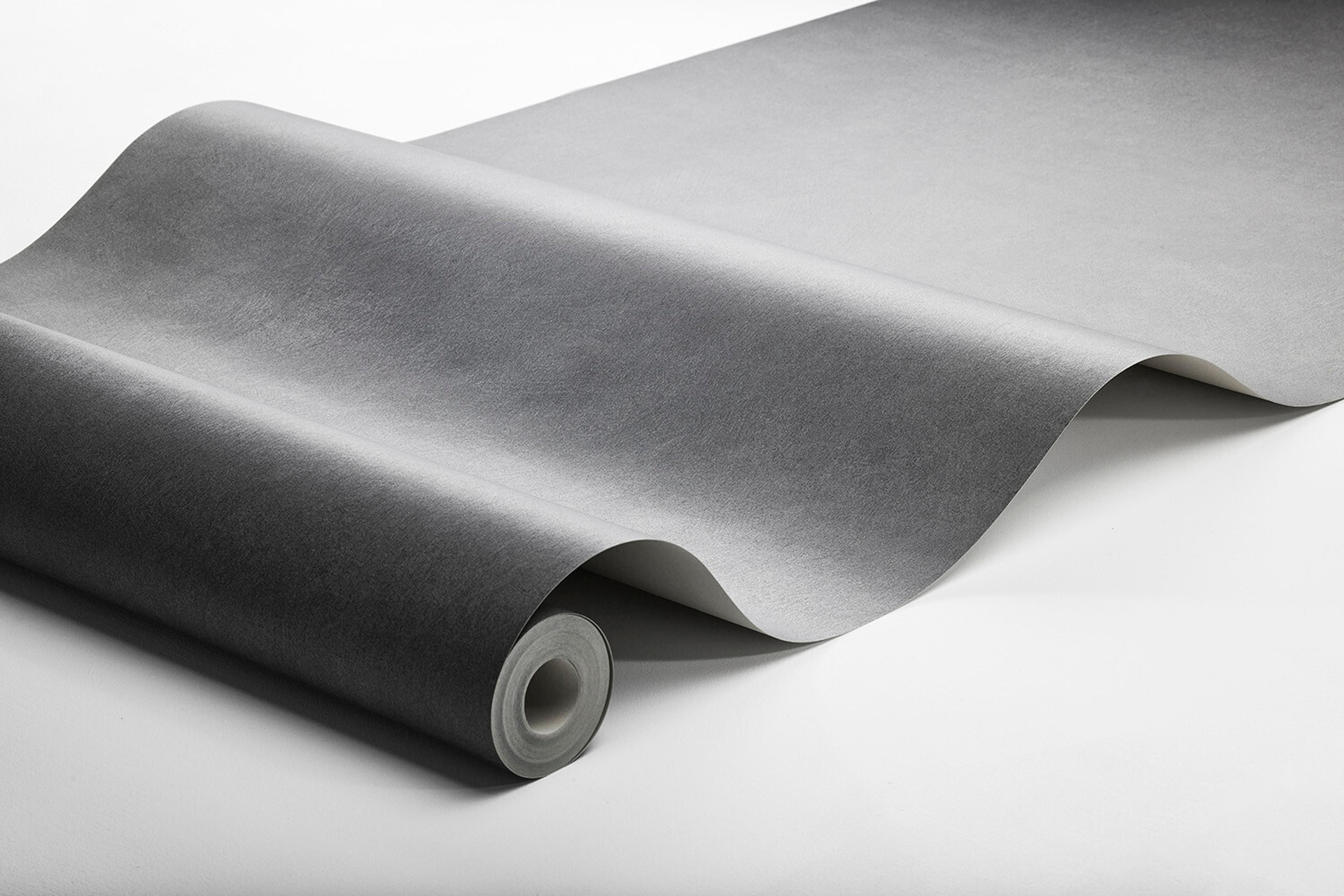 Shades Anthracite tapet enfärgad i grå. Från kollektionen shades. Nonwoven-material. Passar i hall.