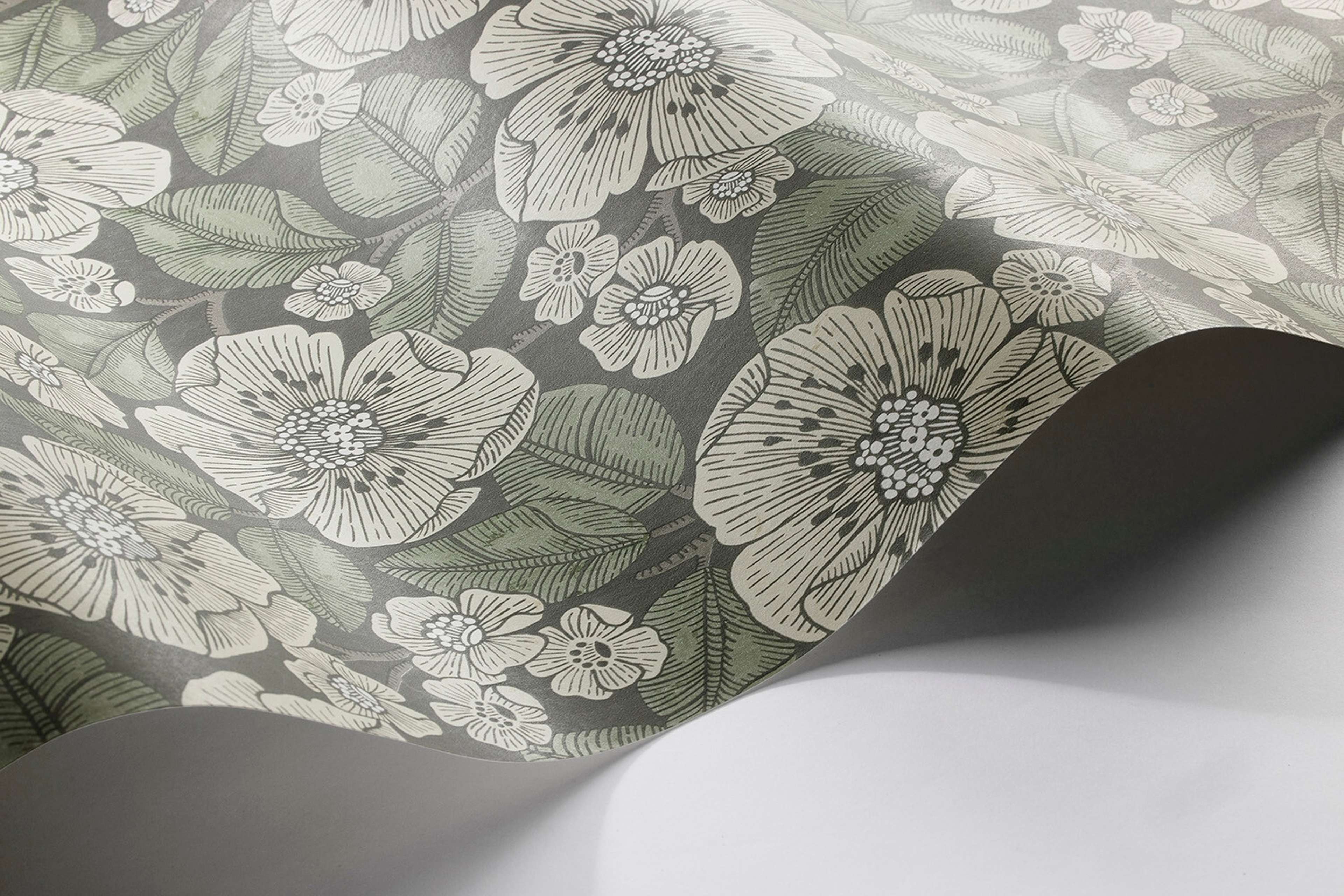 Borosan 21 8618 tapet med blommigt mönster i grön. Från kollektionen Borosan 21. Papper-material med rak passning.