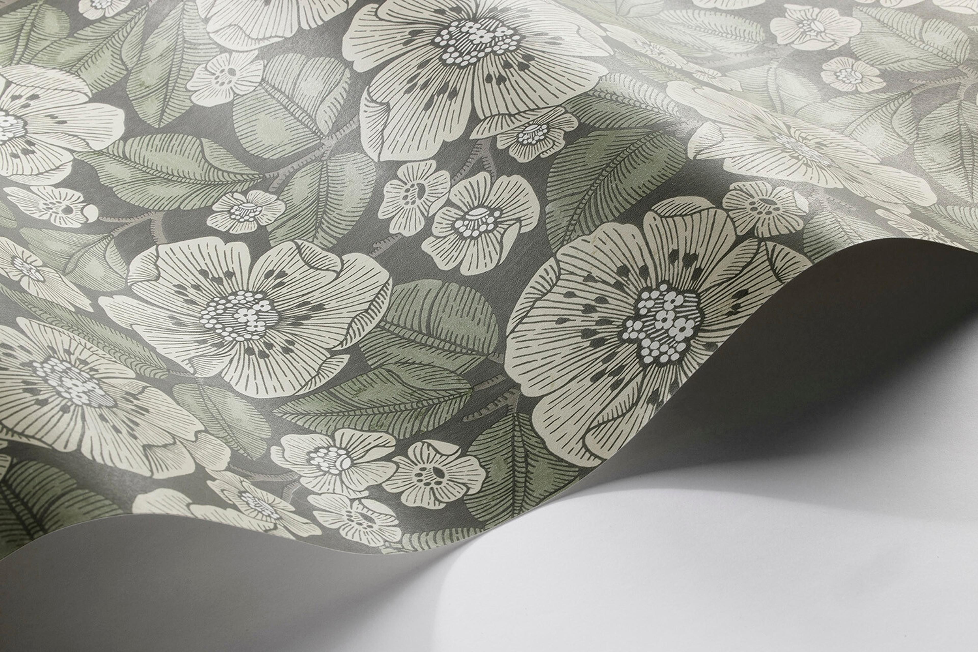 Borosan 21 8618 tapet med blommigt mönster i grön. Från kollektionen Borosan 21. Papper-material med rak passning.