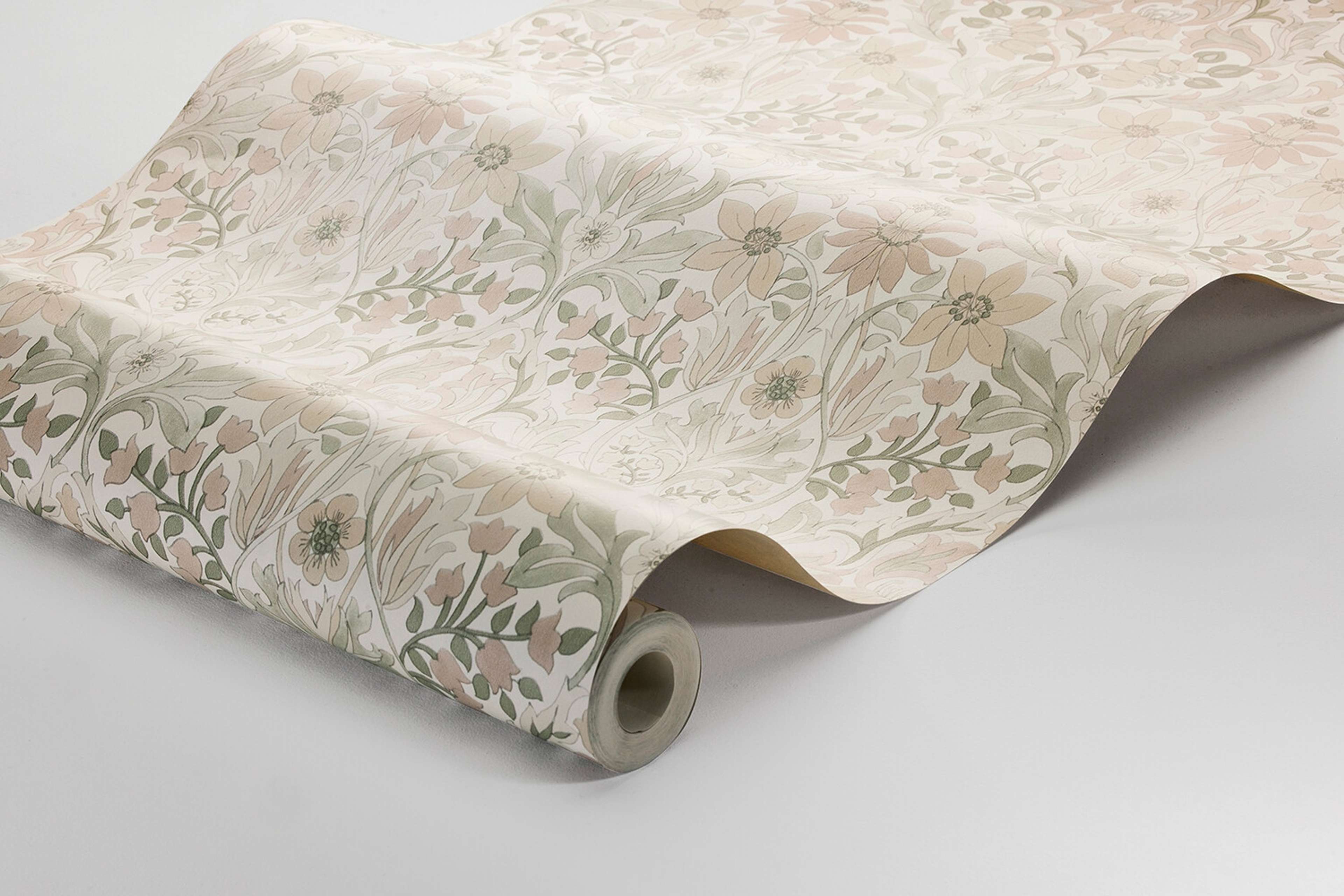 Blomsterfröjd tapet med blommigt mönster i beige. Från kollektionen timeless traditions. Nonwoven-material med rak passning.