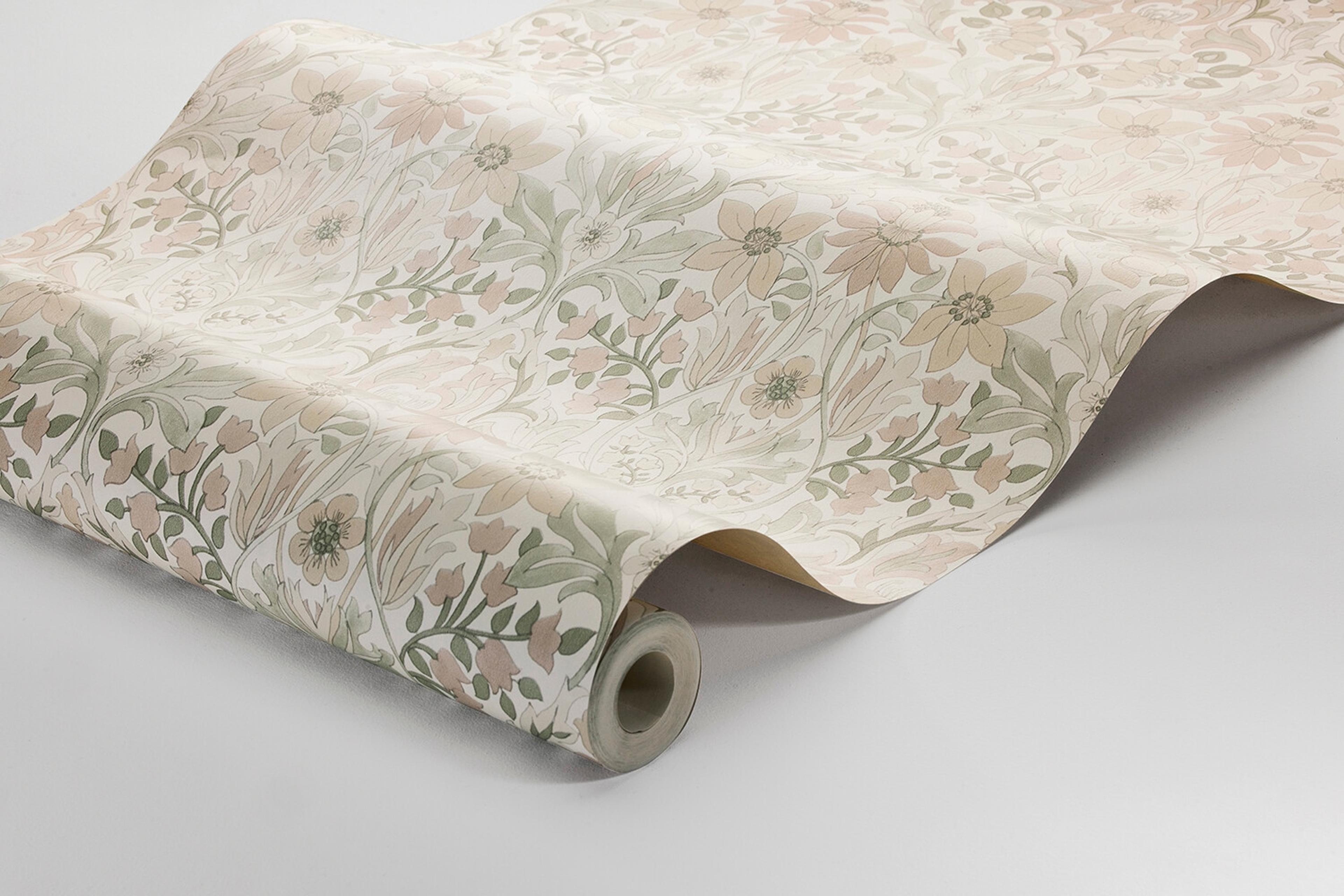 Blomsterfröjd tapet med blommigt mönster i beige. Från kollektionen timeless traditions. Nonwoven-material med rak passning.