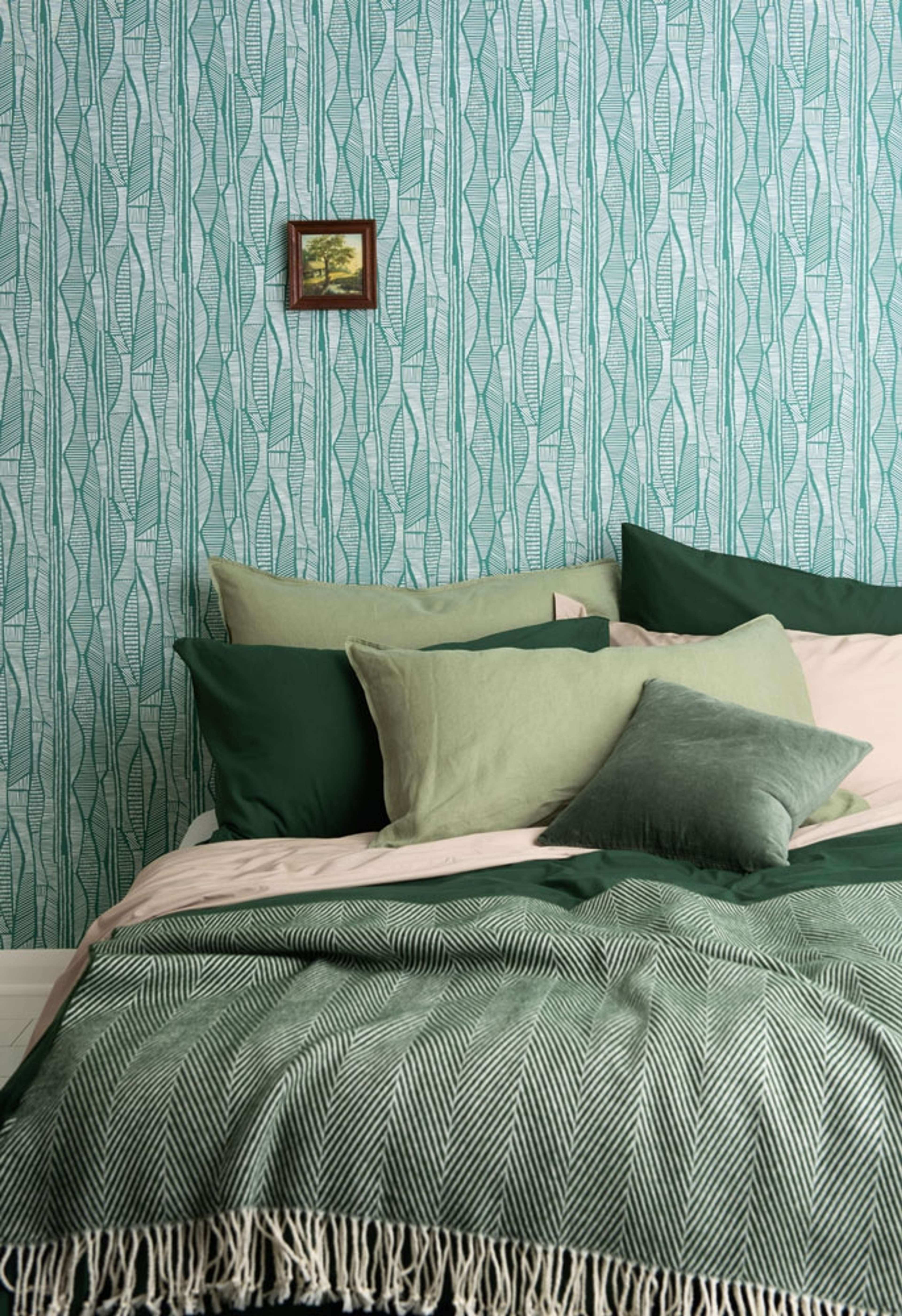 Skylark Bonny Downs tapet från Midbec med abstrakt mönster i grön. Från kollektionen Pioneer. Nonwoven-material med förskjuten passning.