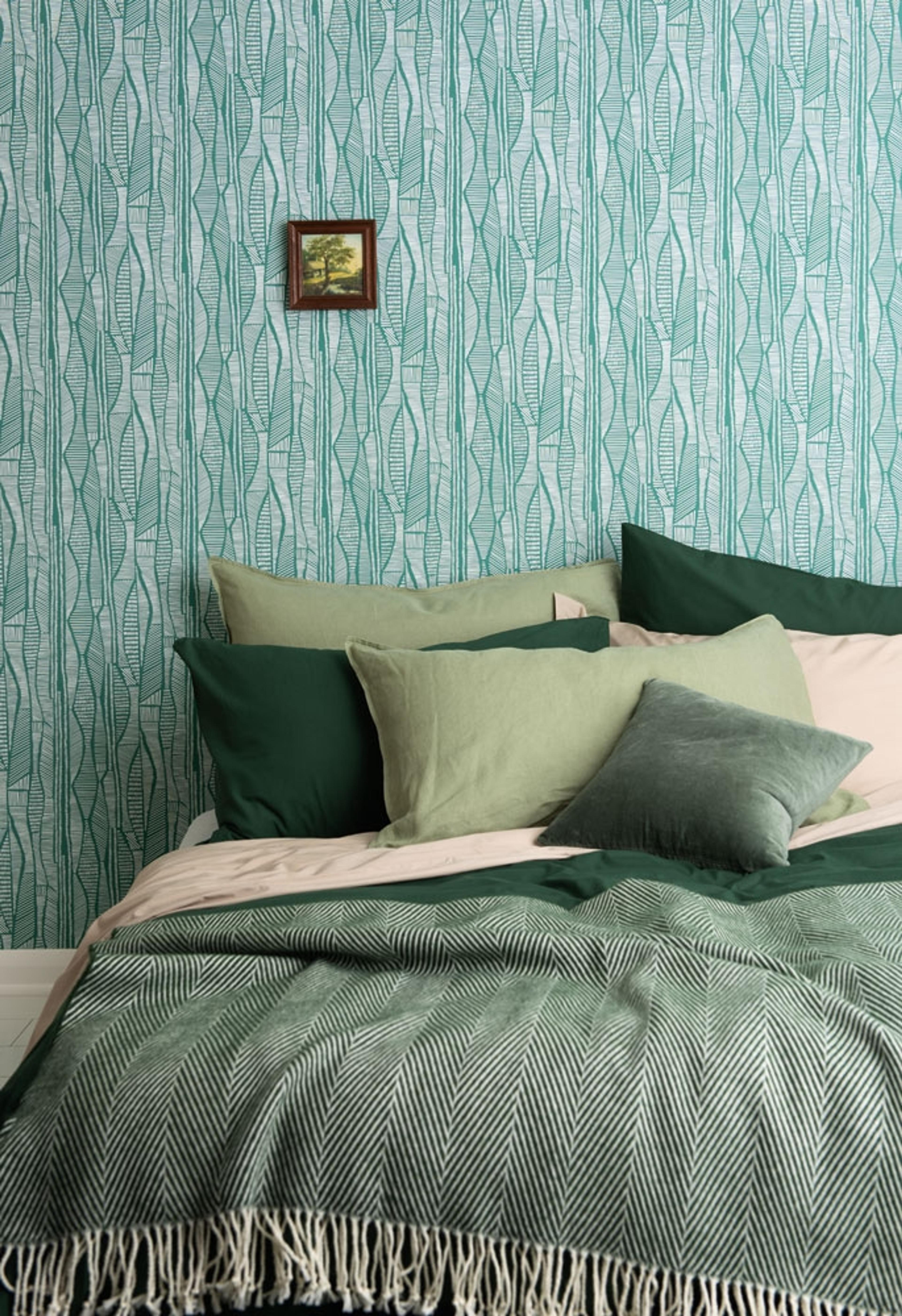 Skylark Bonny Downs tapet från Midbec med abstrakt mönster i grön. Från kollektionen Pioneer. Nonwoven-material med förskjuten passning.