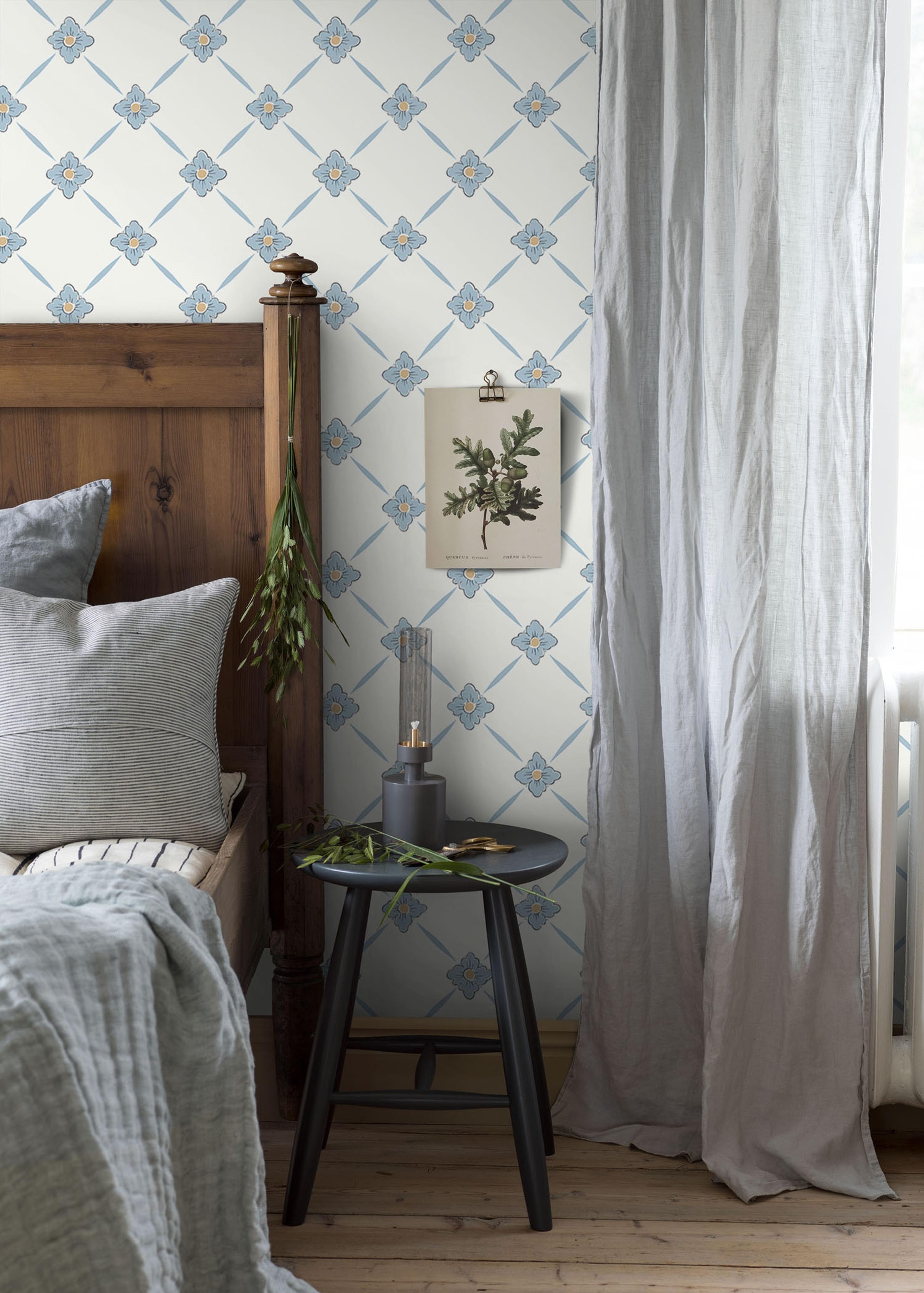 Linné tapet från Boråstapeter med geometriskt, blommigt mönster i vit och blå. Från kollektionen anno. Nonwoven-material med rak passning. Passar i sovrum och matsal.