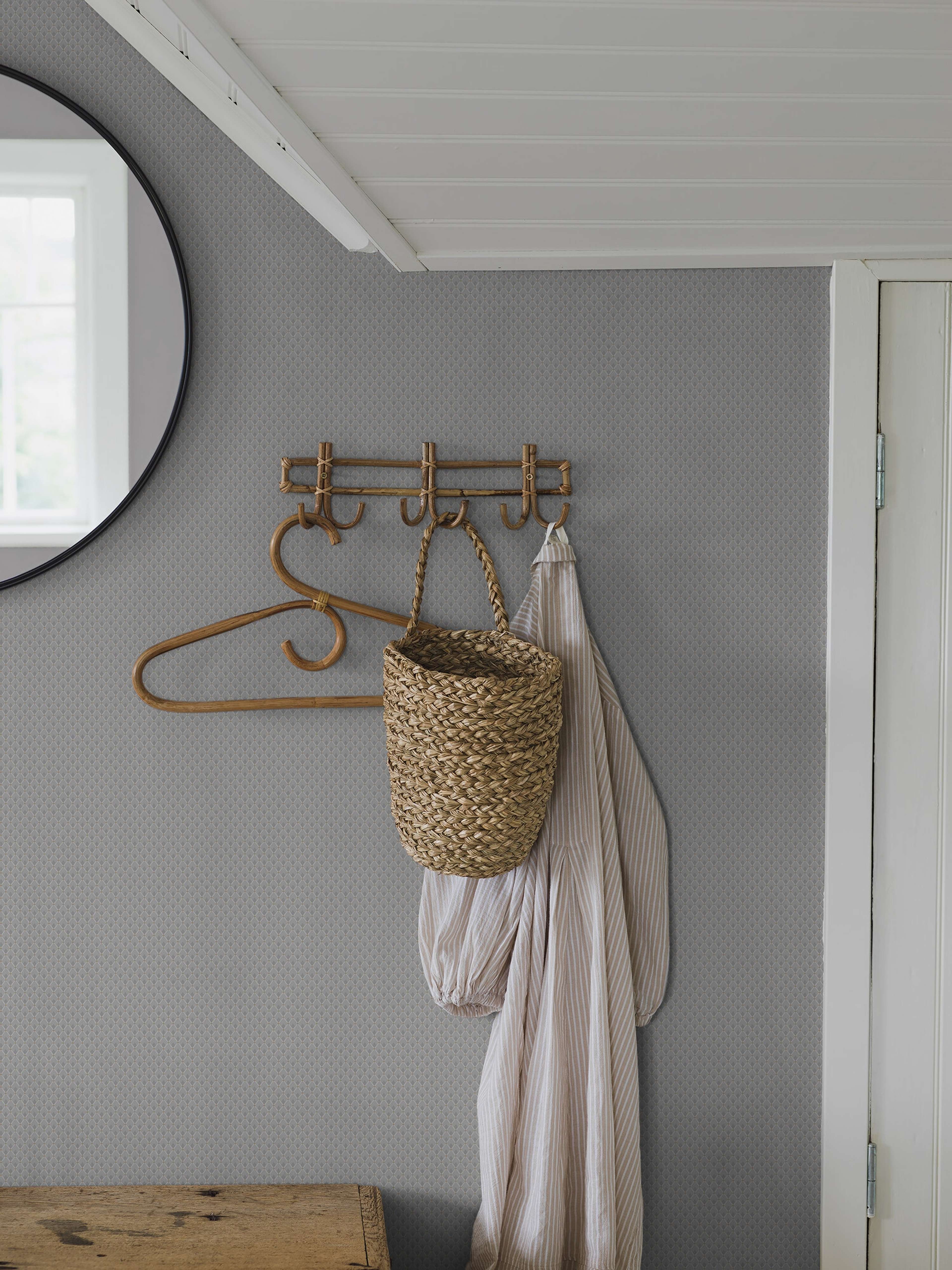 Fredrika tapet med trellis mönster i grå och beige. Från kollektionen timeless traditions. Nonwoven-material med rak passning.