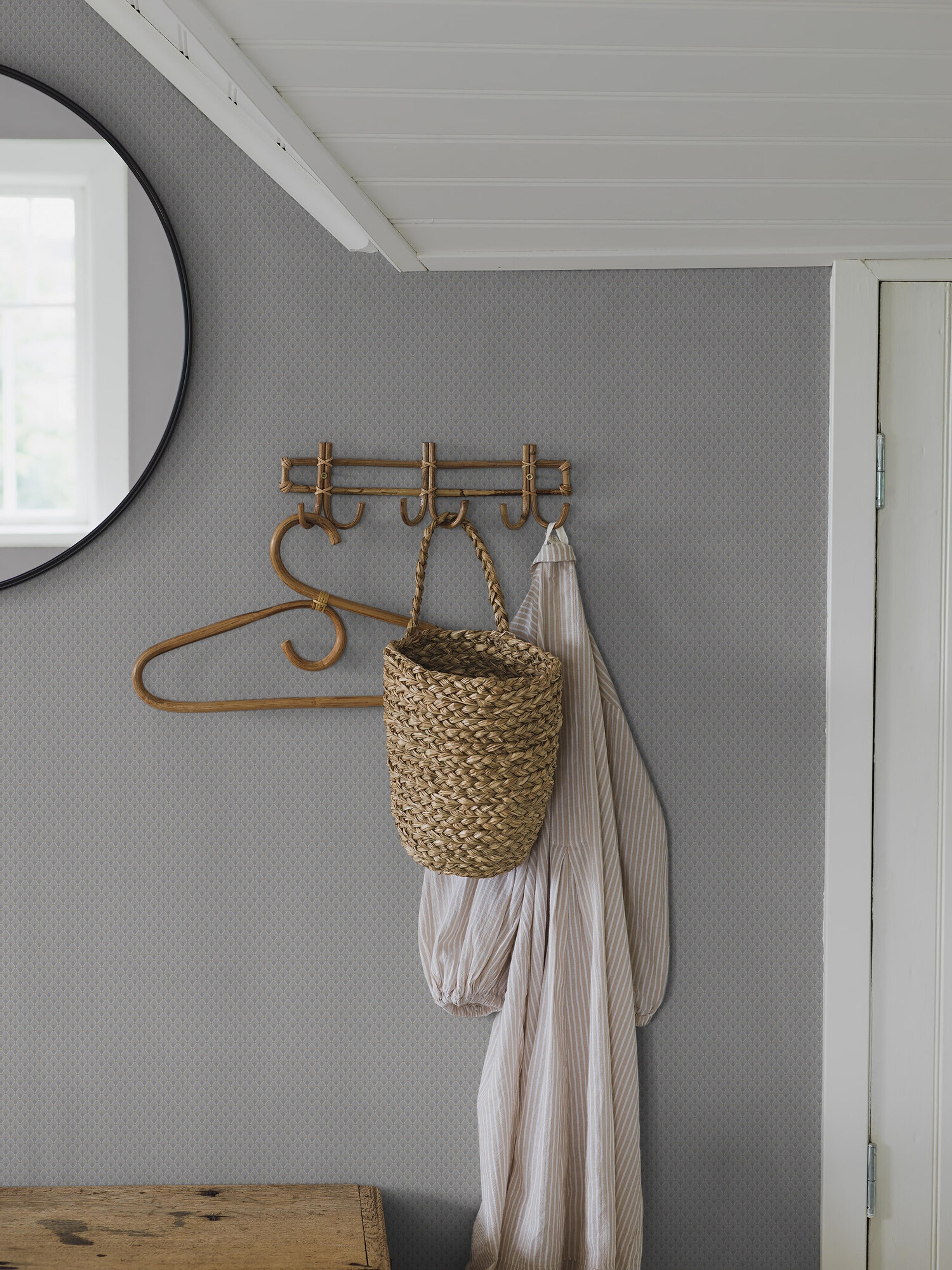 Fredrika tapet med trellis mönster i grå och beige. Från kollektionen timeless traditions. Nonwoven-material med rak passning.