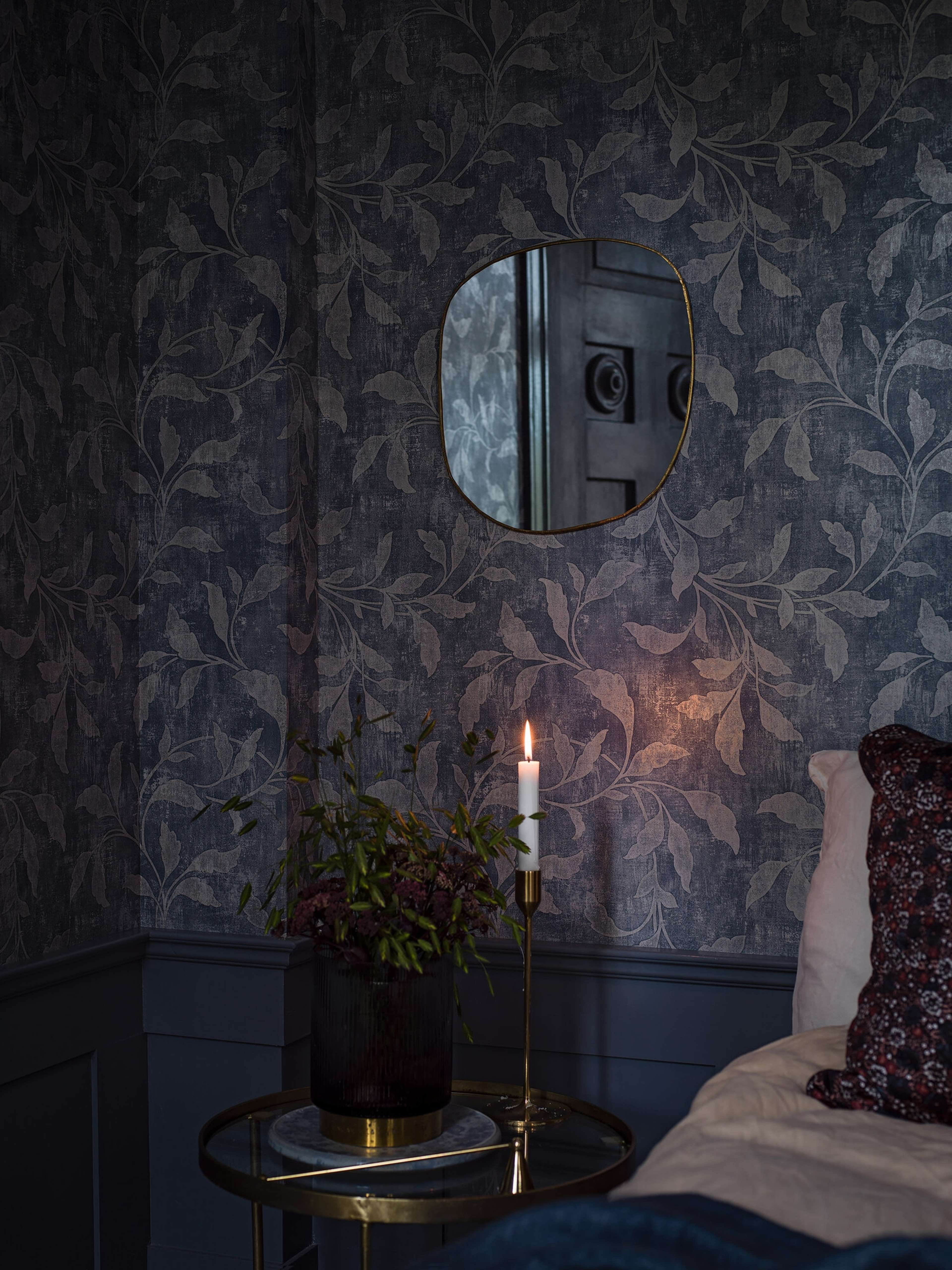 Rosewood Night tapet tapet från Boråstapeter med botaniskt mönster i blå. Från kollektionen Dreamy Escape. Nonwoven-material med rak passning. Vintage, lyx-stil. Passar i vardagsrum och matsal.