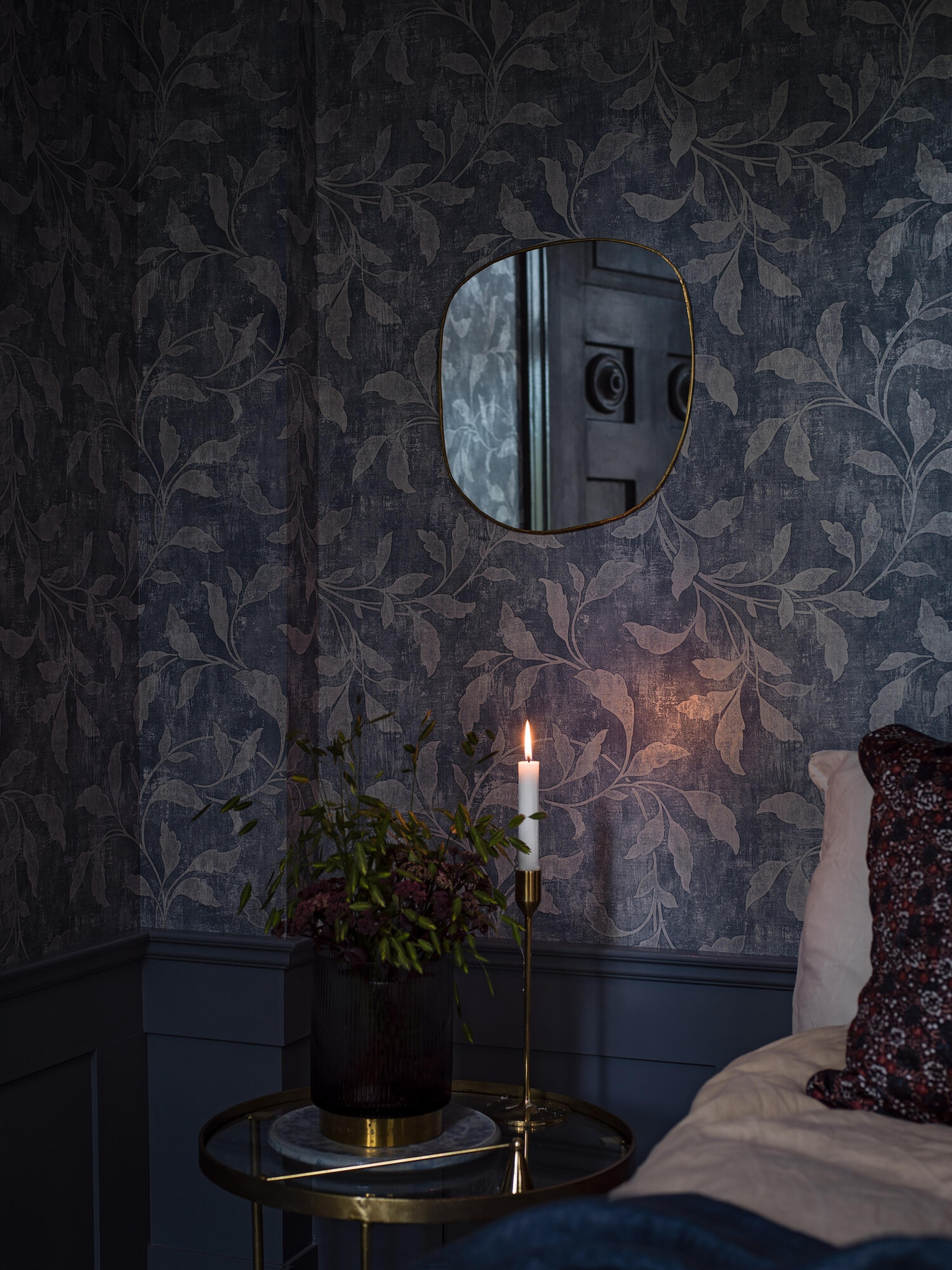 Rosewood Night tapet tapet från Boråstapeter med botaniskt mönster i blå. Från kollektionen Dreamy Escape. Nonwoven-material med rak passning. Vintage, lyx-stil. Passar i vardagsrum och matsal.