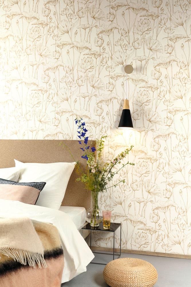 Lotus gold tapet med blommigt mönster i vit. Från kollektionen lotus. Nonwoven-material med förskjuten passning.