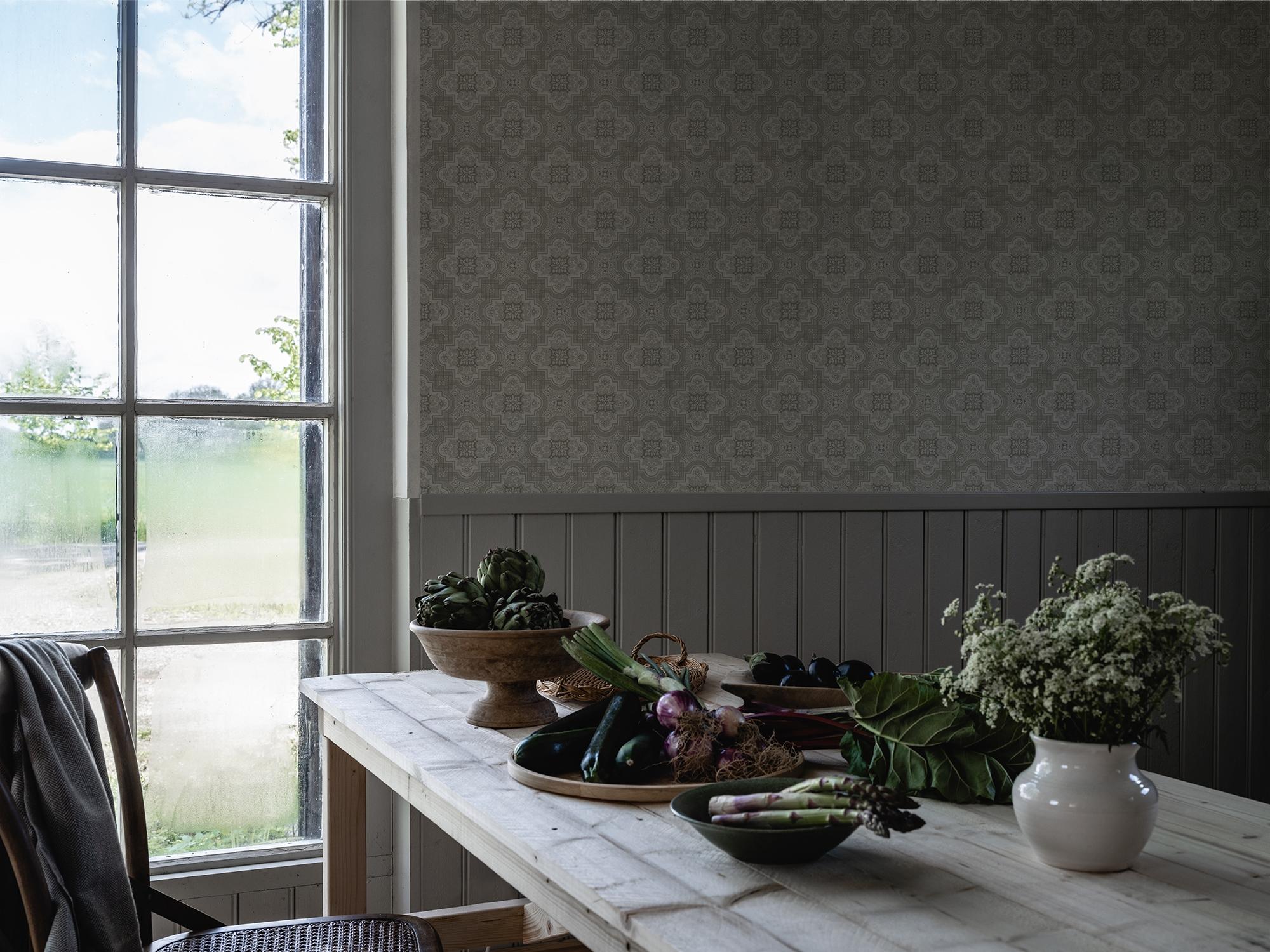 Alnön Ljusgrå tapet med geometriskt mönster i grå. Från kollektionen Gammalsvenska klassiker 1850–1950. Nonwoven-material med rak passning. Passar i vardagsrum och matsal.