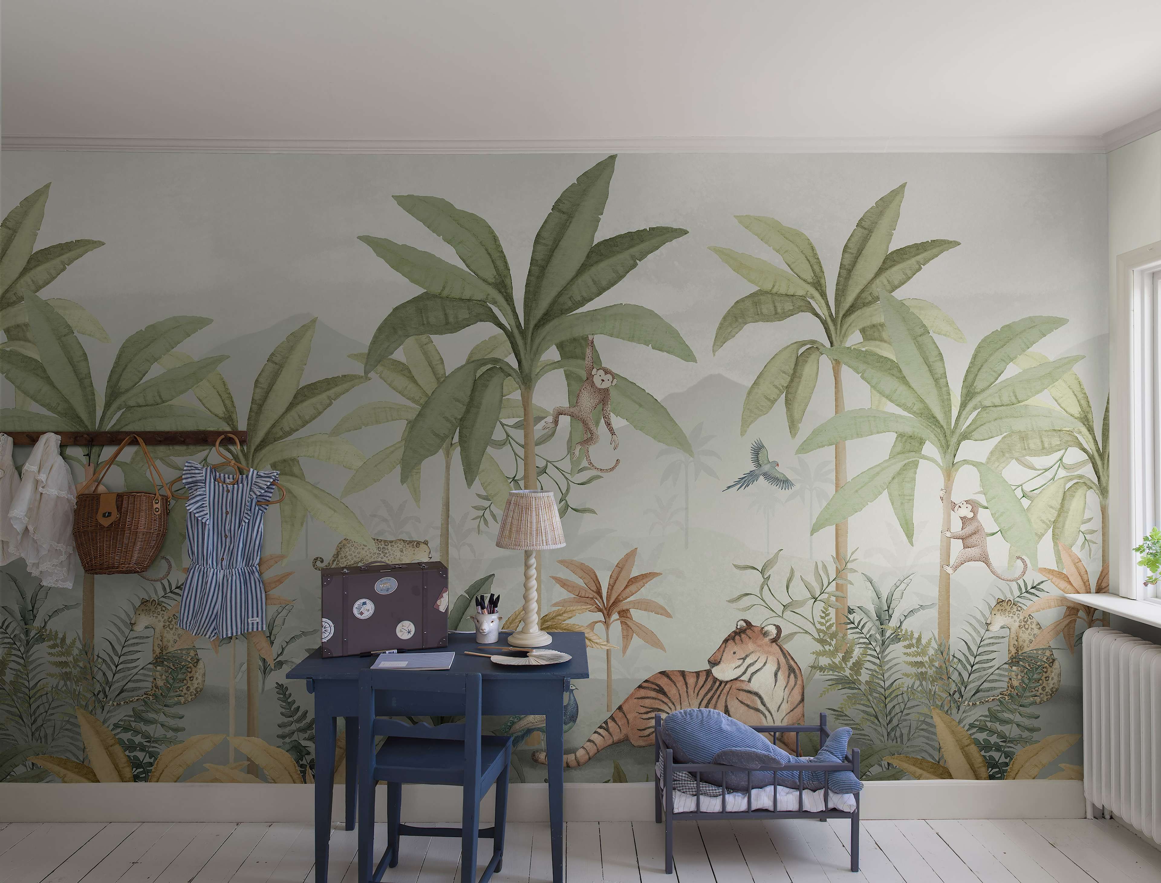 Wild Jungle Mural, tapet tapet med botaniskt mönster i grön. Från kollektionen Newbie II Wallpaper. Nonwoven-material med rak passning. Passar i barnrum.