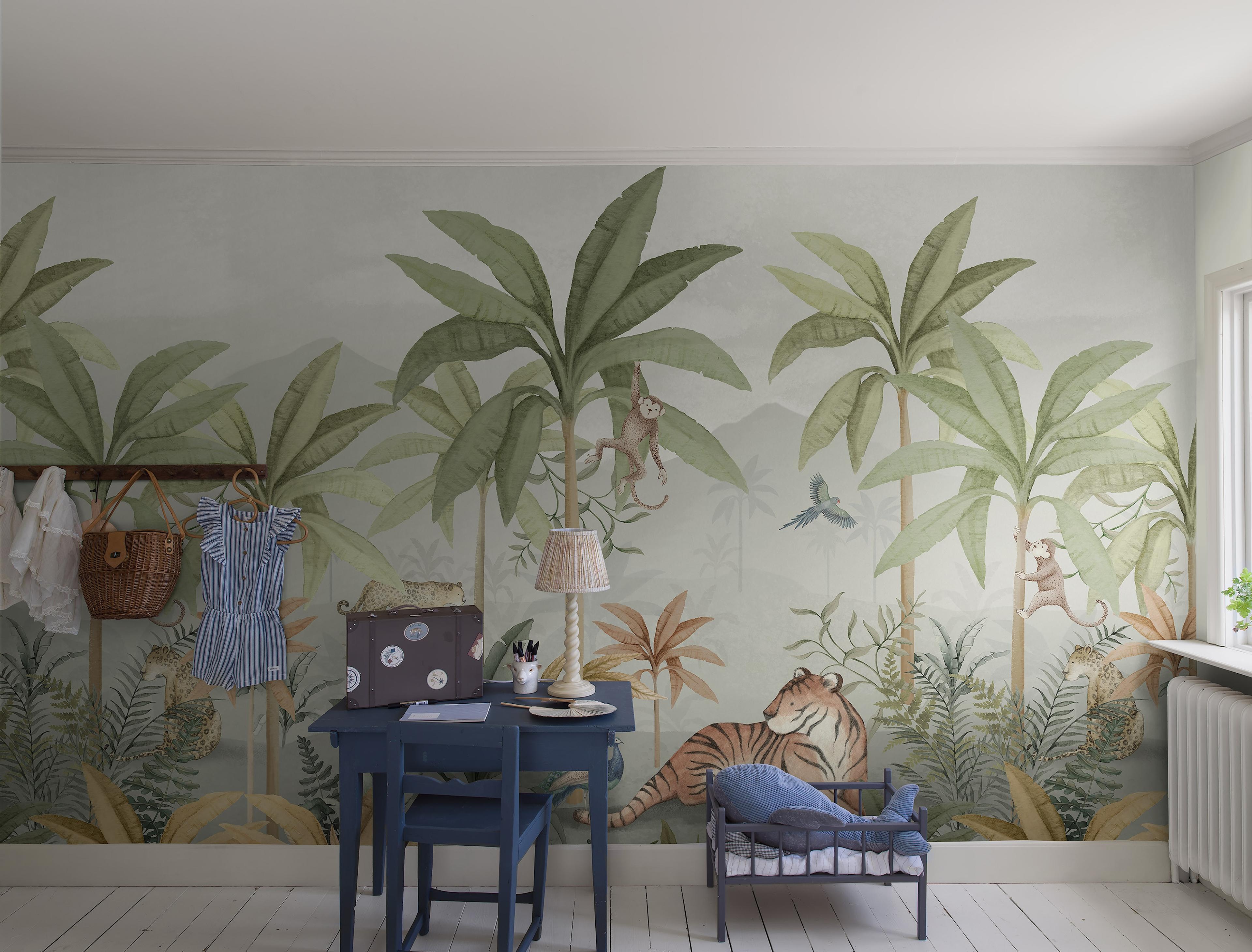 Wild Jungle Mural, tapet tapet med botaniskt mönster i grön. Från kollektionen Newbie II Wallpaper. Nonwoven-material med rak passning. Passar i barnrum.