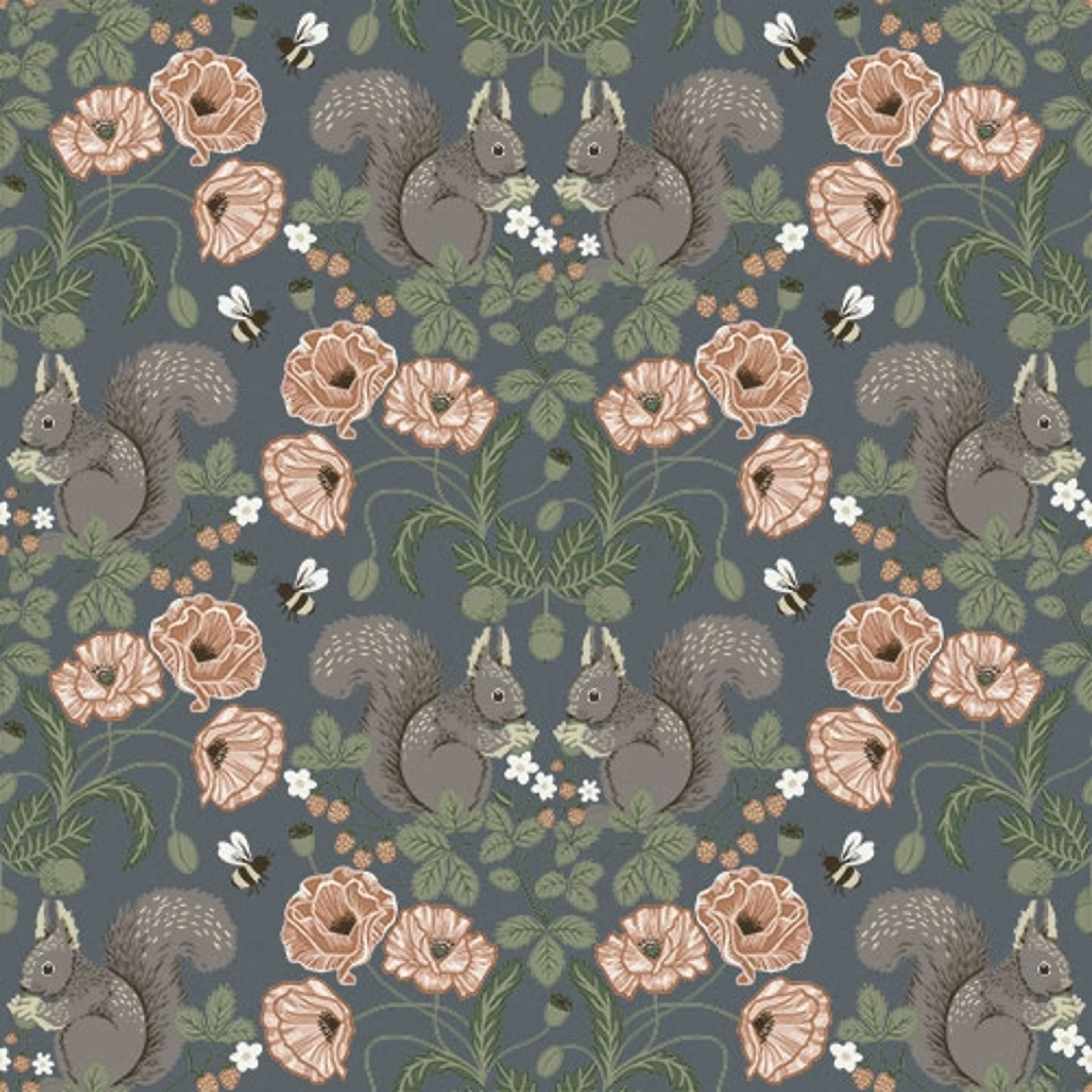 Kurre  blommor och djur, gråblå tapet med blommigt mönster i grå. Från kollektionen Grönhaga. Nonwoven-material med rak passning. Passar i barnrum.