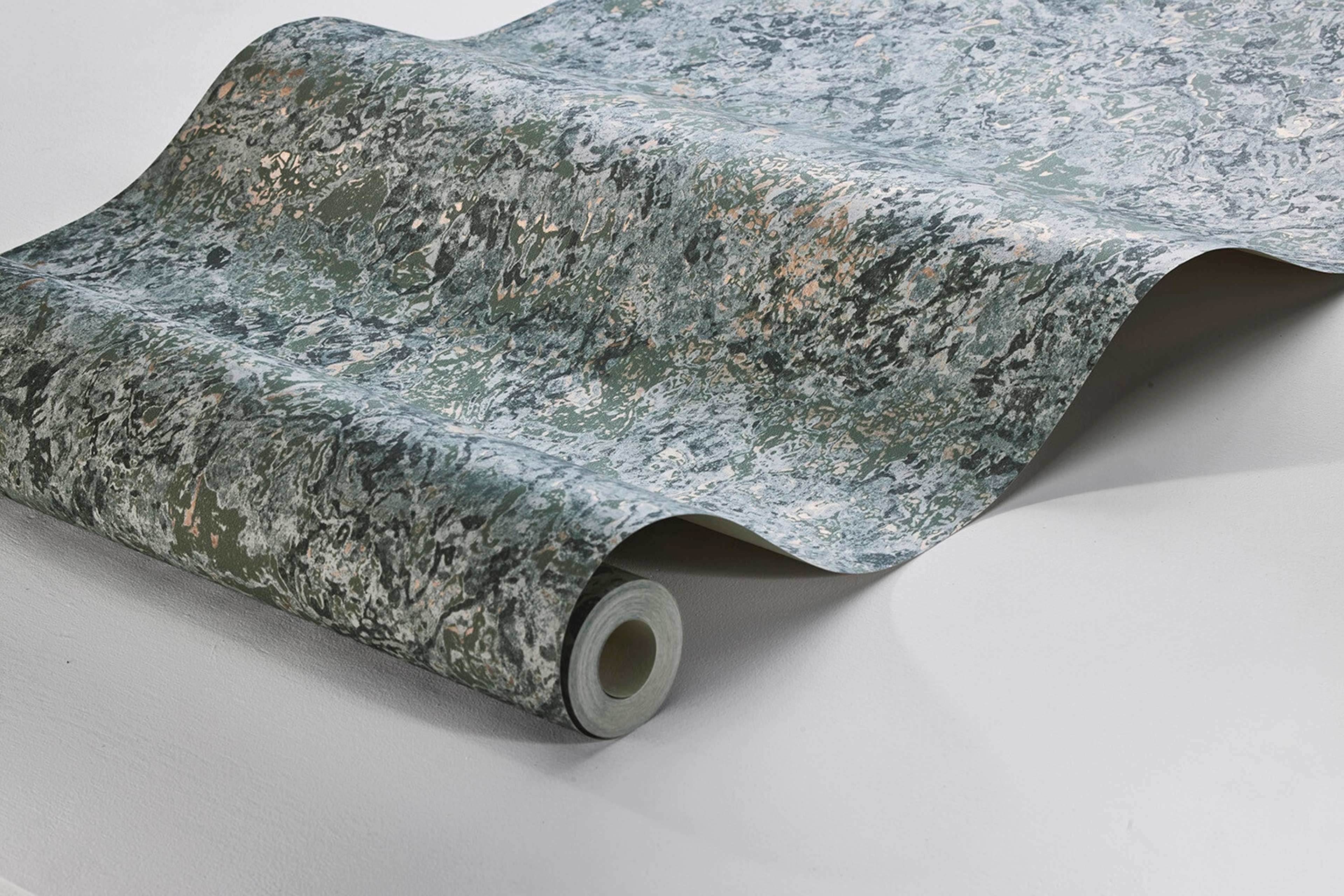 Travertine tapet med geometriskt mönster i beige. Från kollektionen Treasured. Nonwoven-material med förskjuten passning. Passar i kök, hall och arbetsrum.