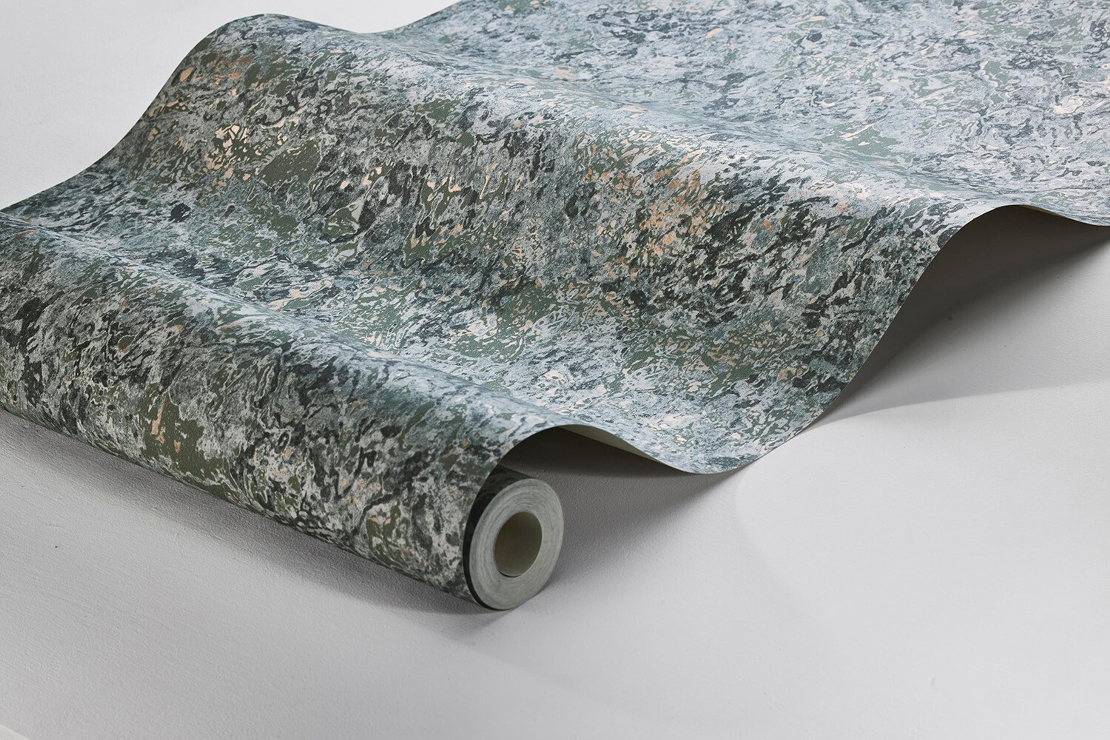 Travertine tapet med geometriskt mönster i beige. Från kollektionen Treasured. Nonwoven-material med förskjuten passning. Passar i kök, hall och arbetsrum.