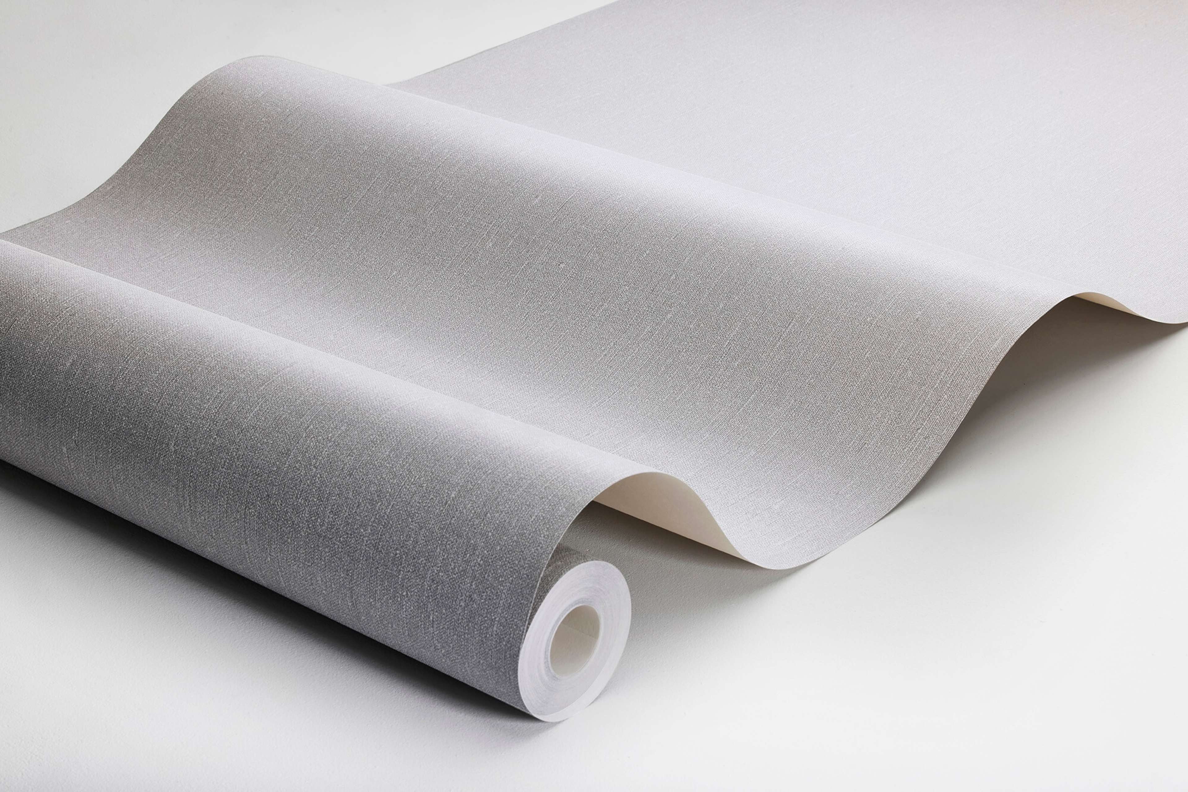 Ash Grey tapet med enfargat, textilimitation mönster i grå. Från kollektionen Linen. Nonwoven-material. Passar i vardagsrum och matsal.