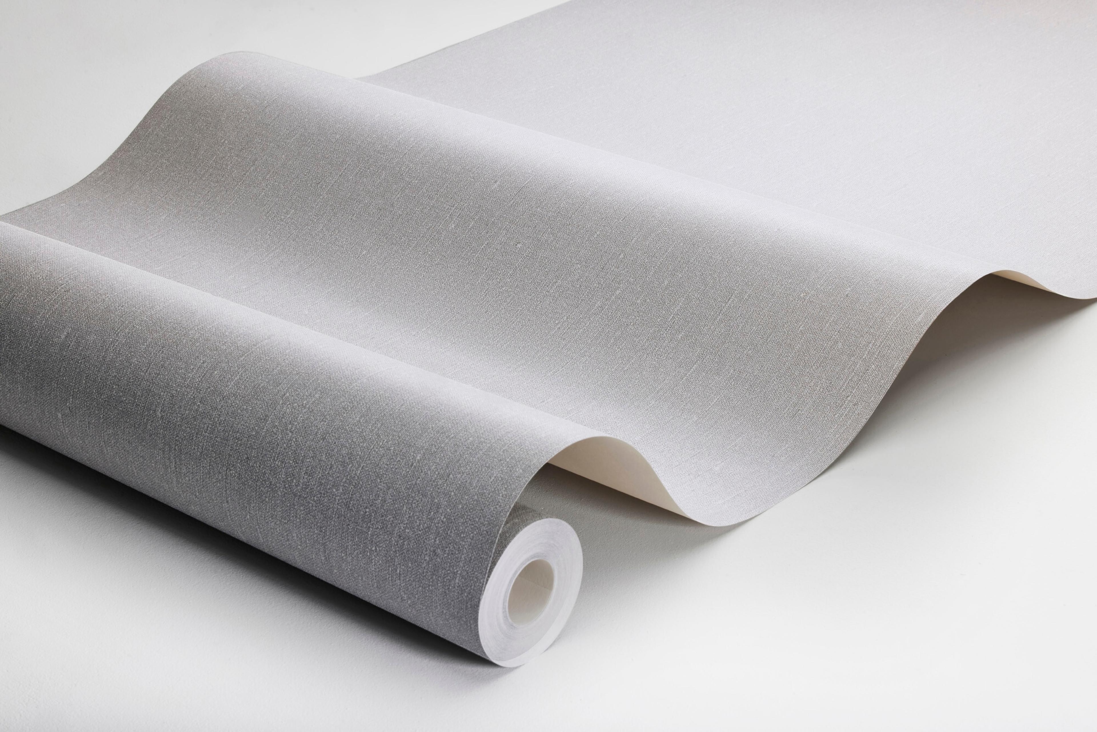 Ash Grey tapet med enfargat, textilimitation mönster i grå. Från kollektionen Linen. Nonwoven-material. Passar i vardagsrum och matsal.