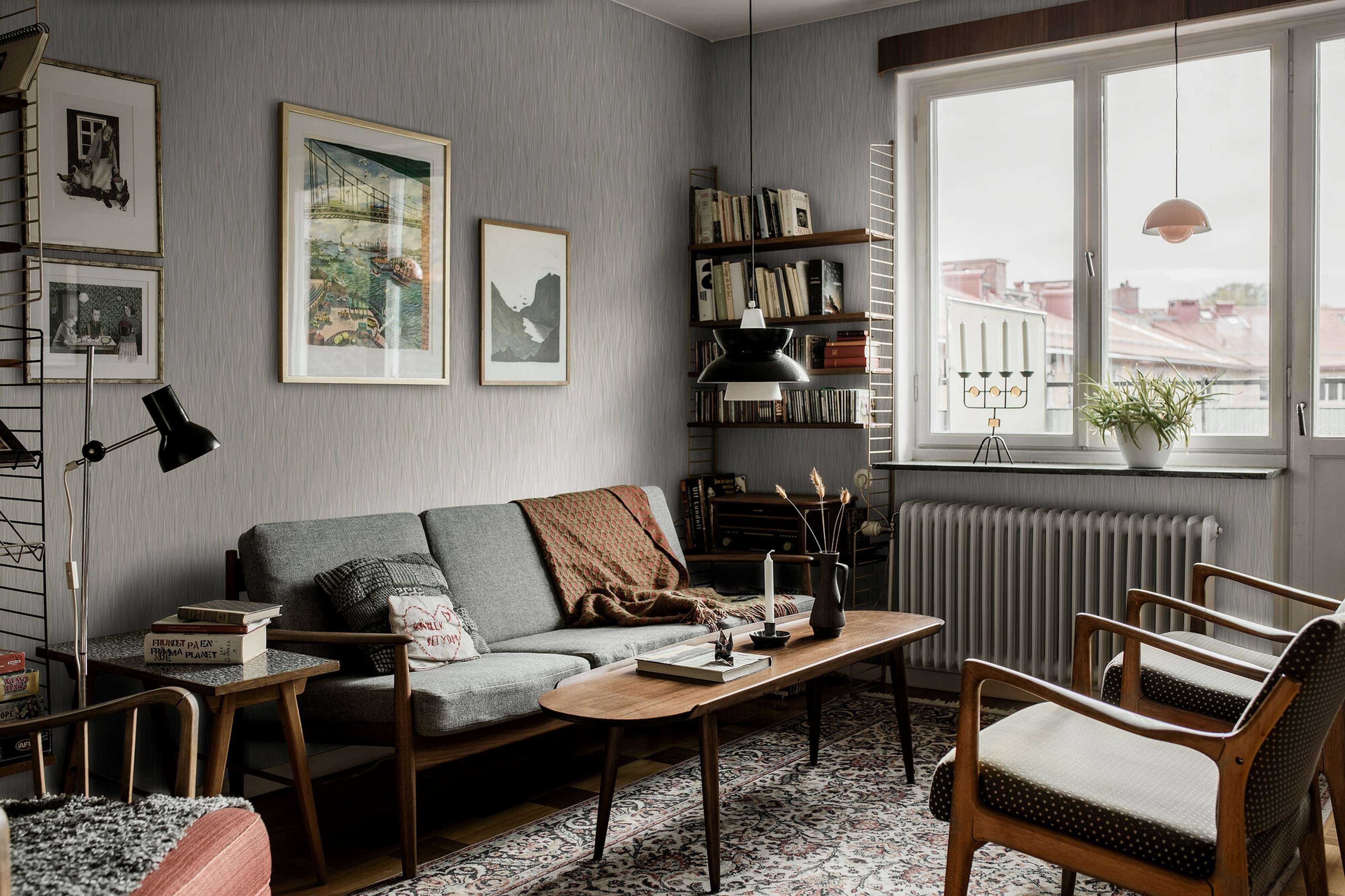 Ängby tapet med grafiskt mönster i grå. Från kollektionen Alla Tiders Hus. Nonwoven-material med förskjuten passning. Passar i vardagsrum, matsal och kök.