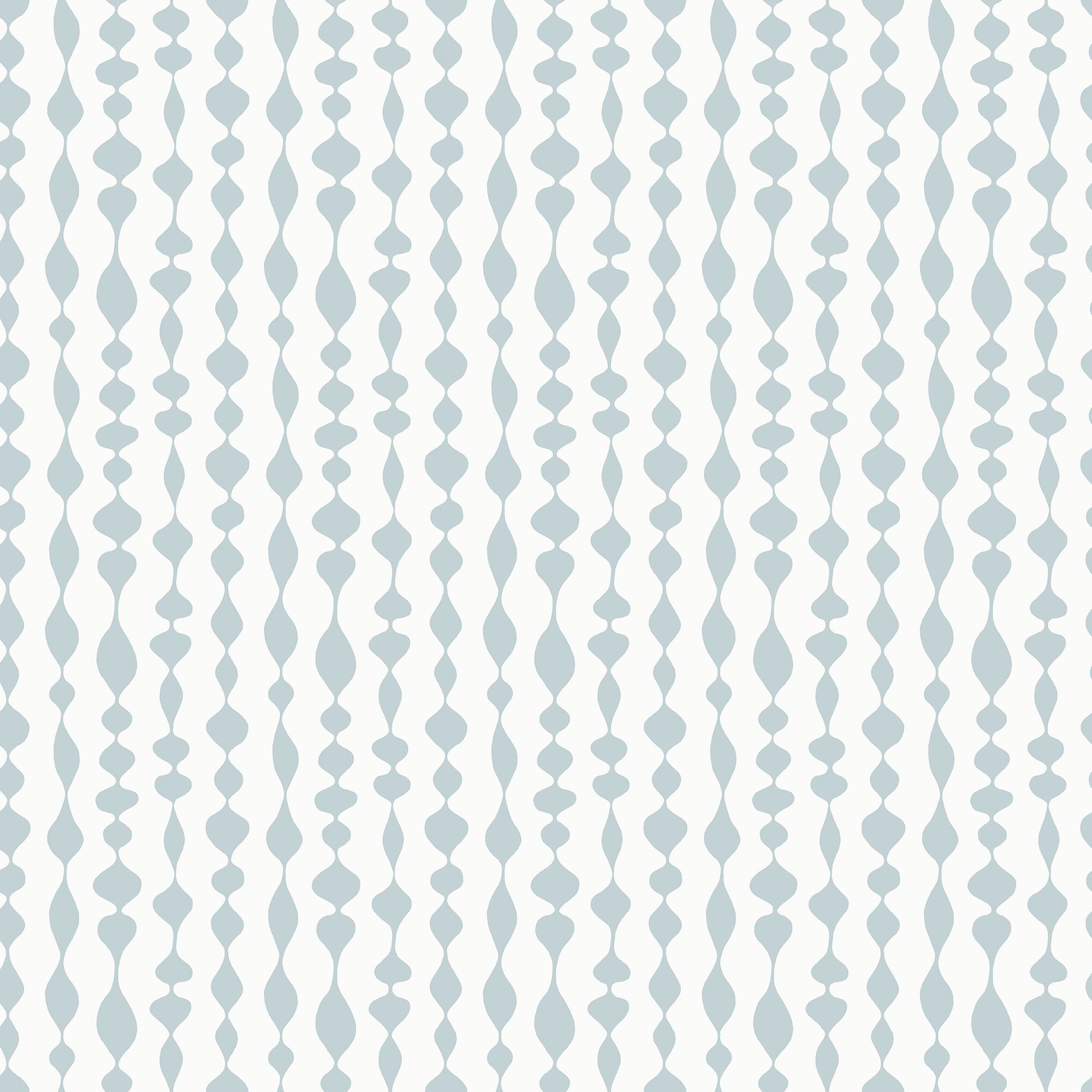 Margaret Rose blå tapet med grafiskt mönster i blå. Från kollektionen Gammalsvenska klassiker 1850–1950. Nonwoven-material med rak passning.