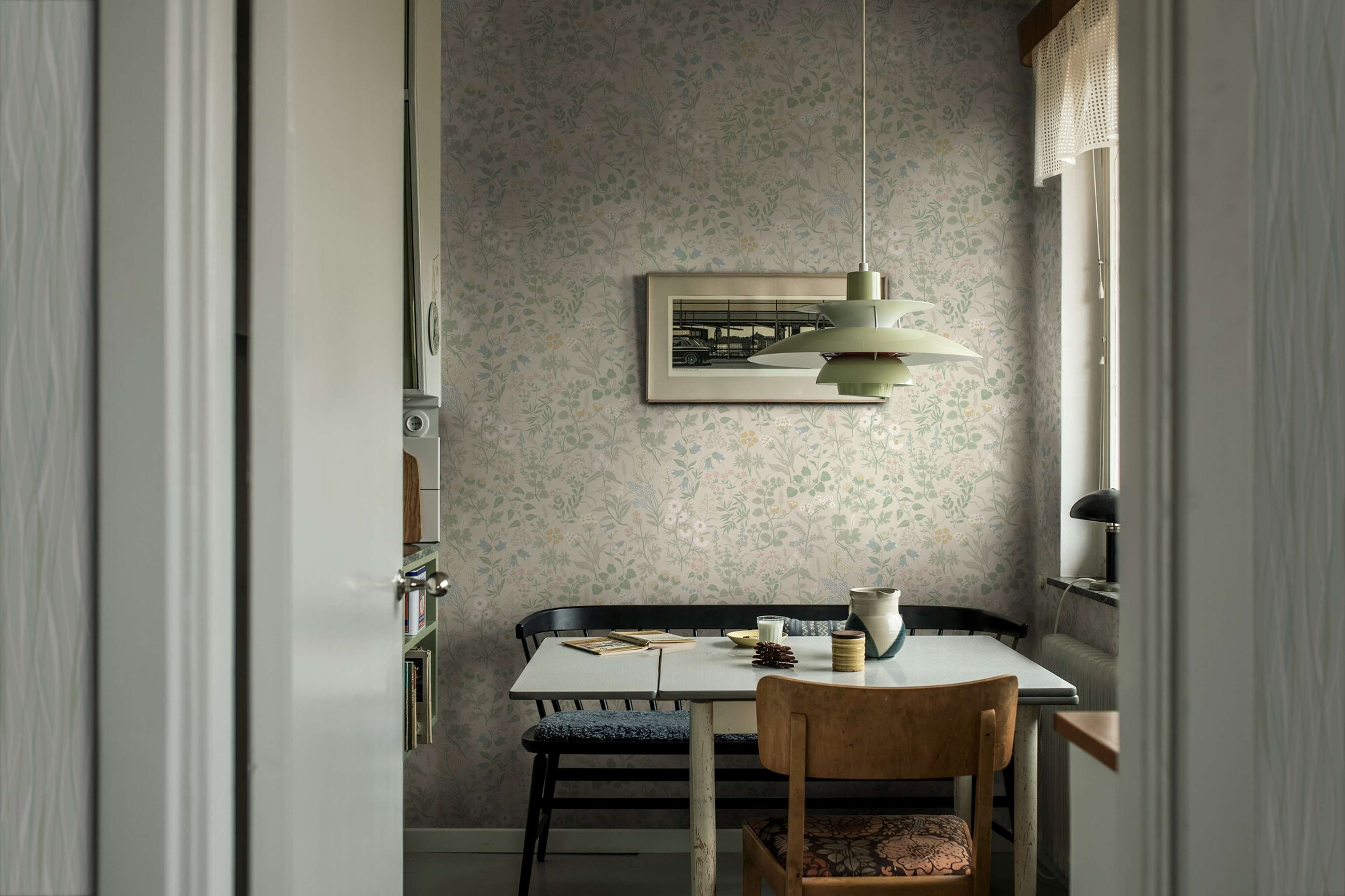 Flora tapet med blommigt mönster i beige. Från kollektionen Alla Tiders Hus. Nonwoven-material med förskjuten passning. Country-stil. Passar i vardagsrum, matsal och kök.