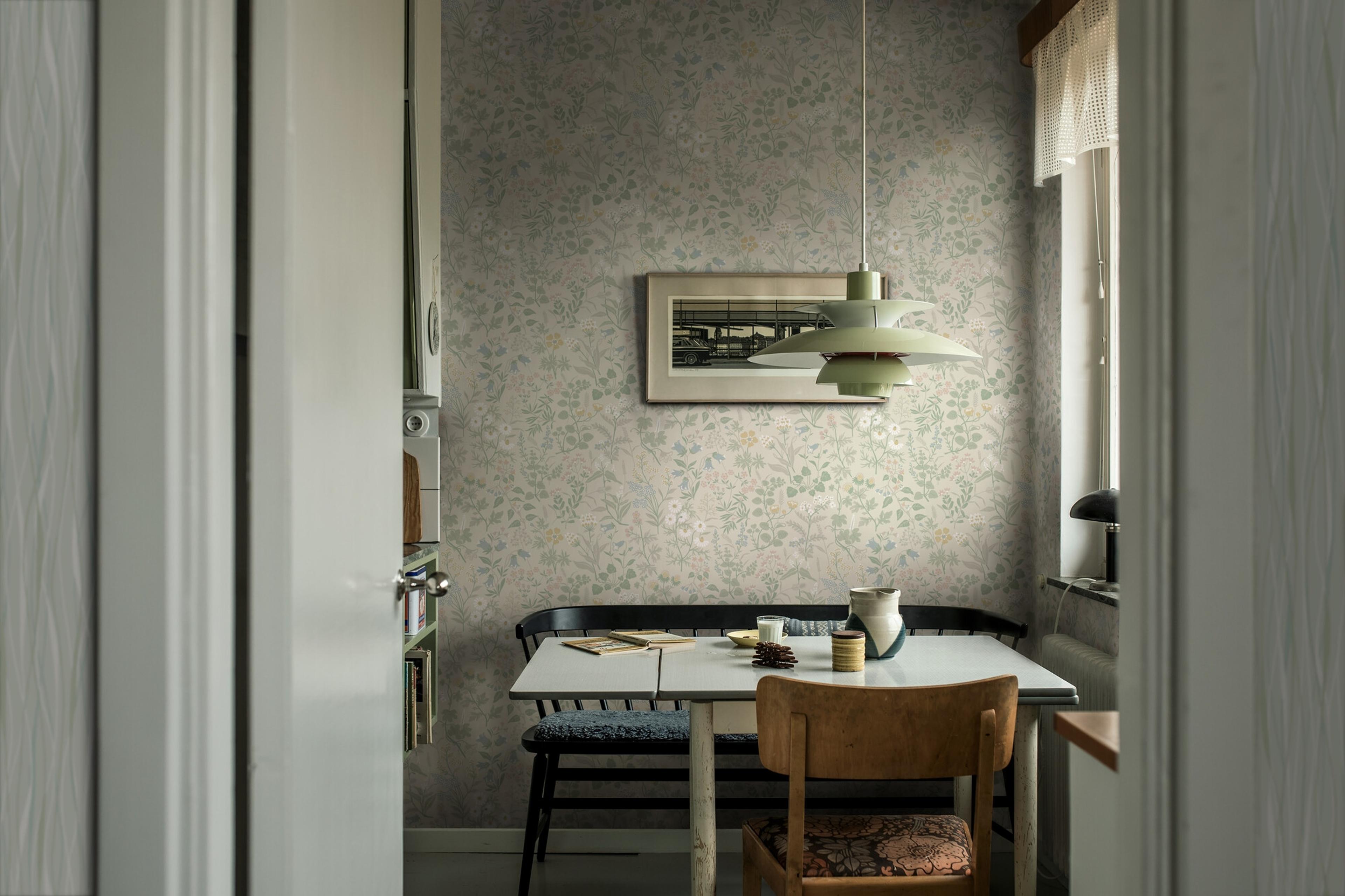 Flora tapet med blommigt mönster i beige. Från kollektionen Alla Tiders Hus. Nonwoven-material med förskjuten passning. Country-stil. Passar i vardagsrum, matsal och kök.