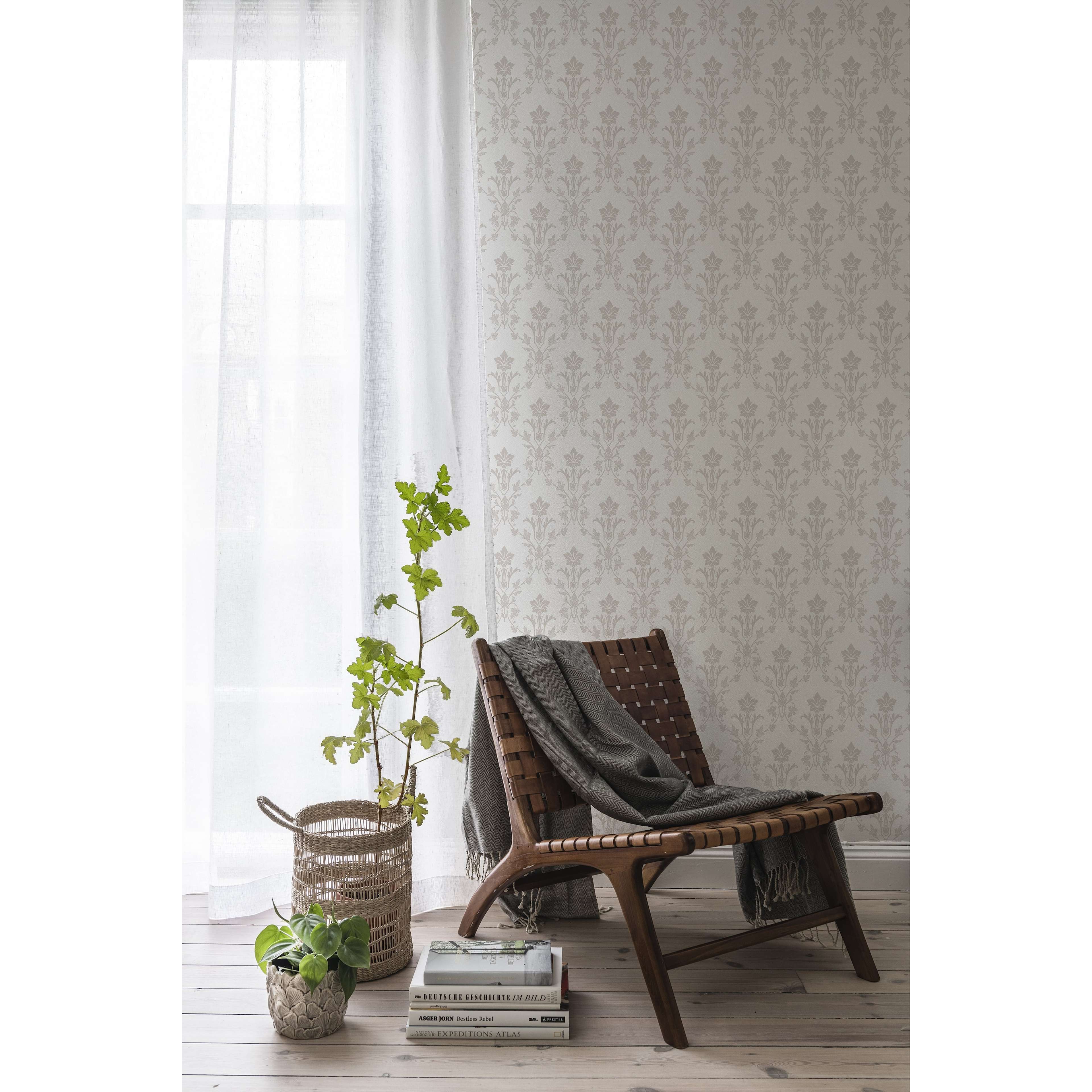 Hudiksvalls teater, vit tapet med medaljonger mönster i vit. Från kollektionen Blommor & Blad. Nonwoven-material med rak passning.